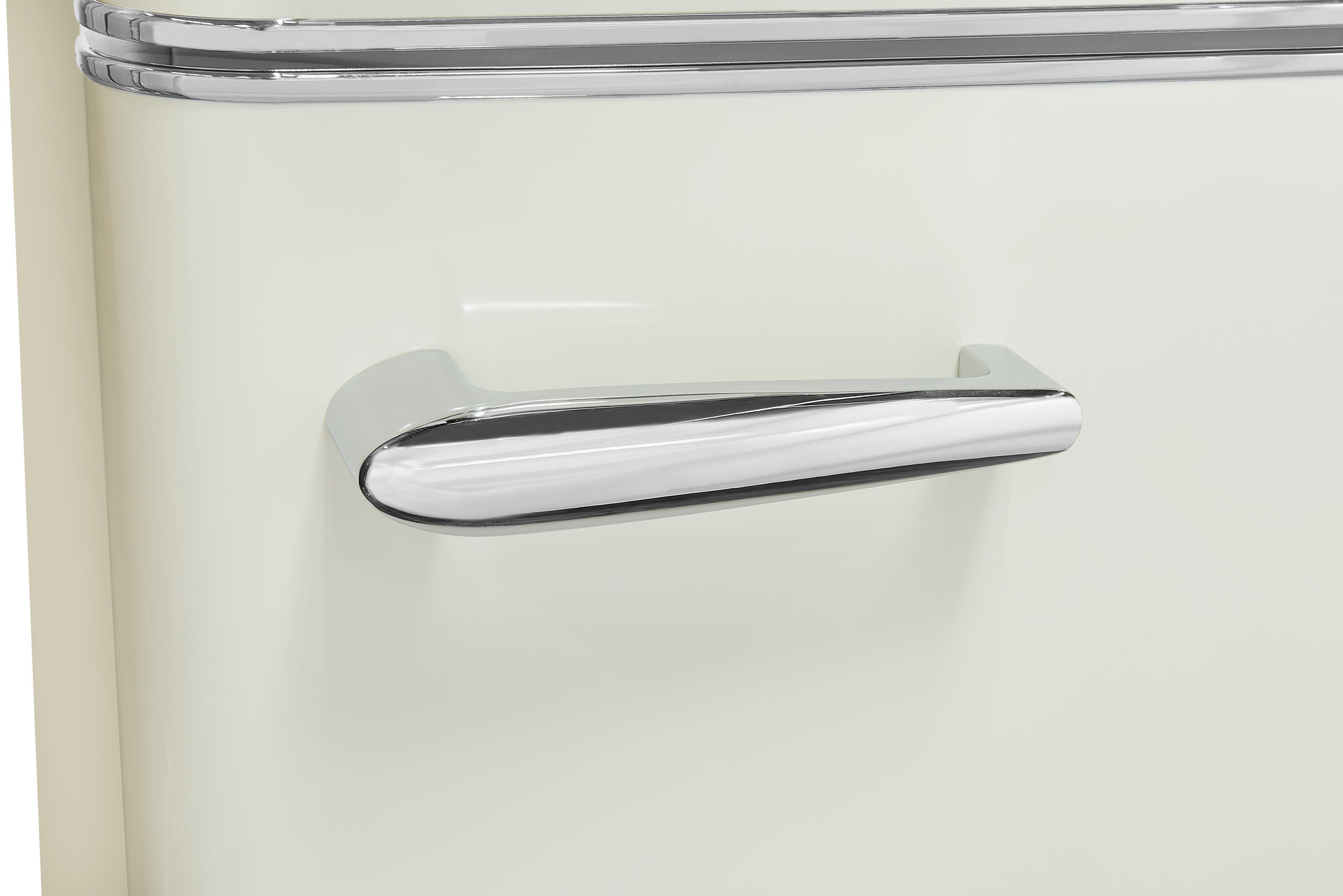 Primer plano de una manija cromada de refrigerador en una puerta de refrigerador color crema.