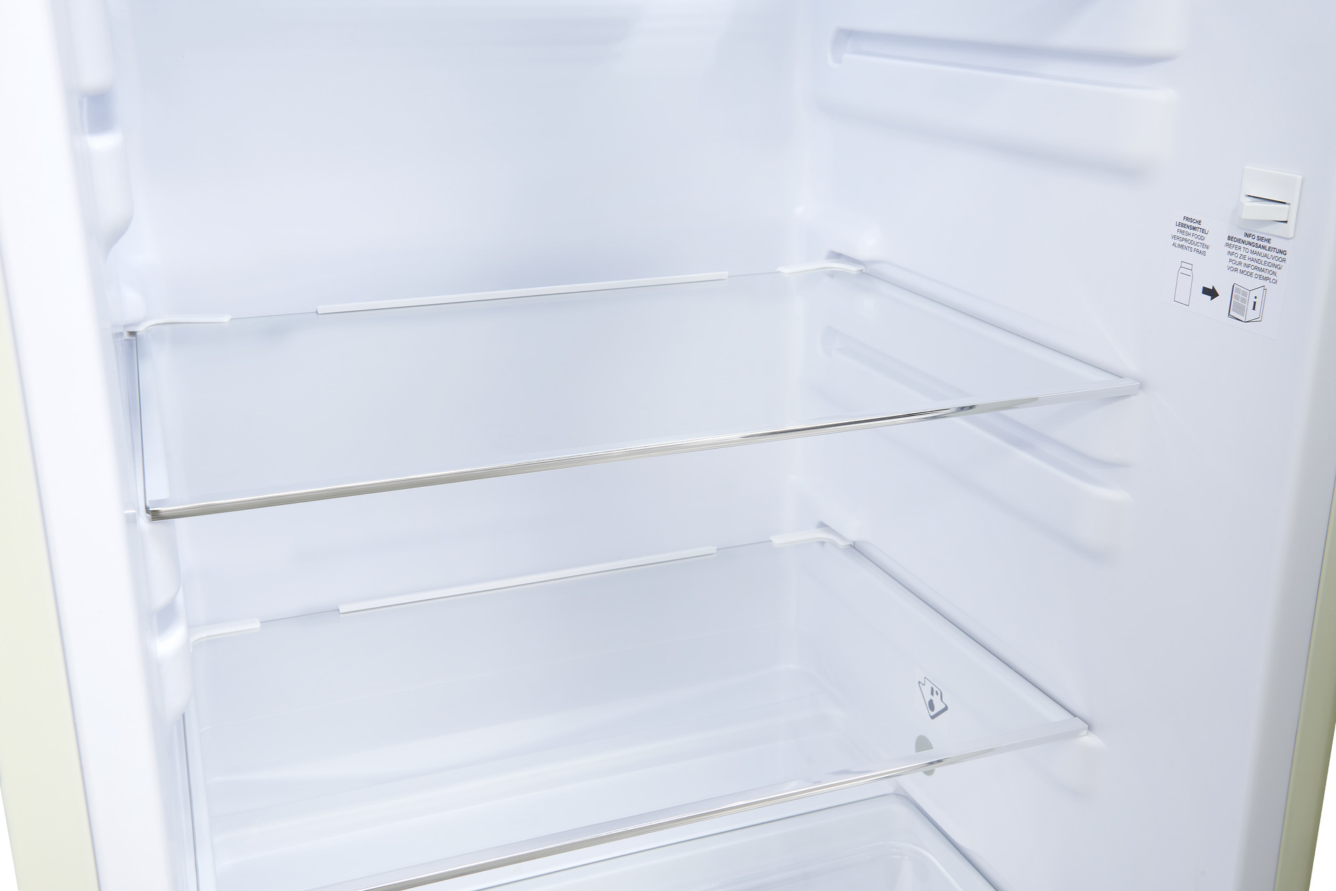 Interior de un refrigerador con dos estantes de vidrio y un interior blanco.