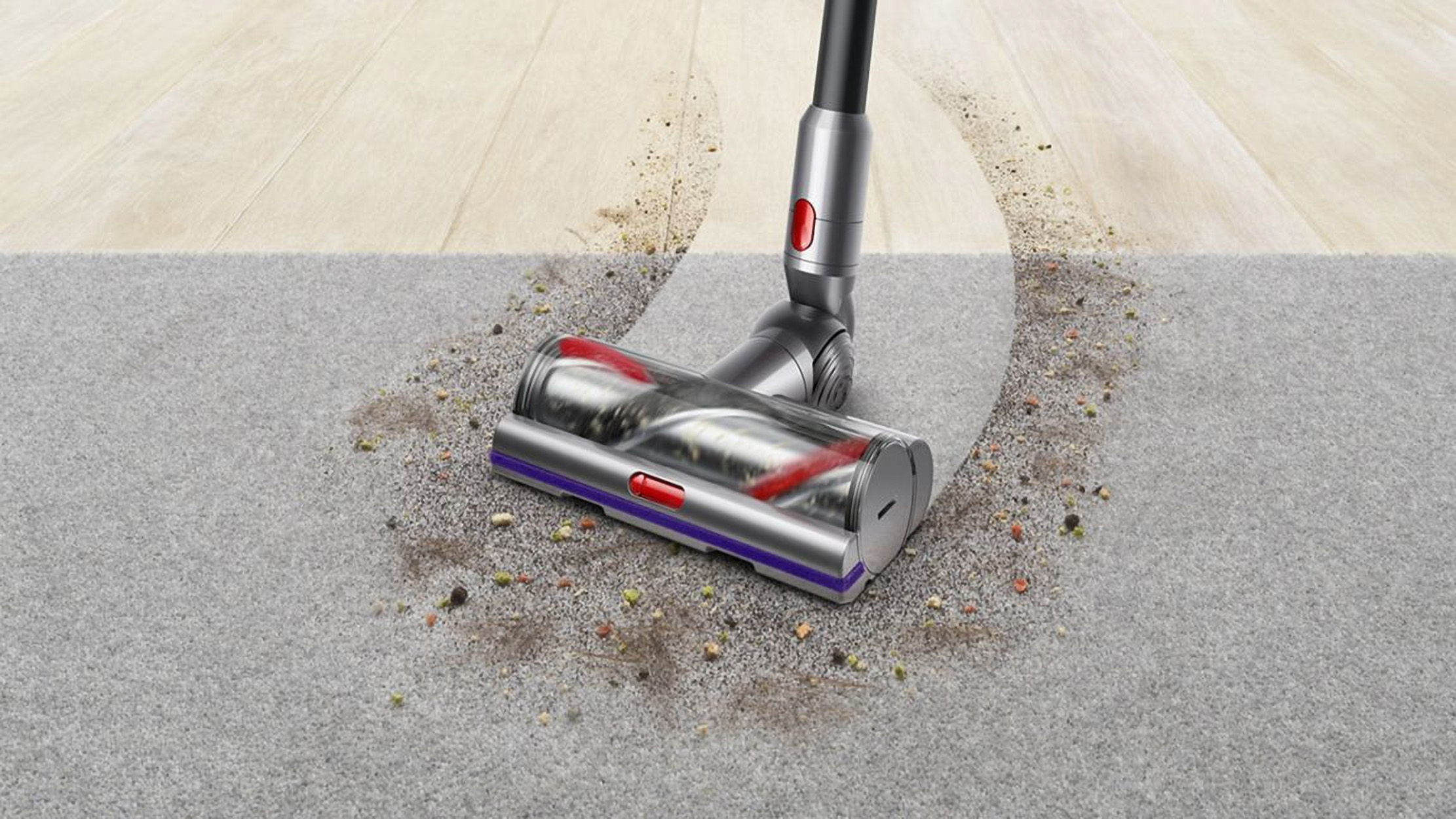 Cabezal de aspiradora en alfombra, eliminando residuos. Alfombra gris, suelo de madera.