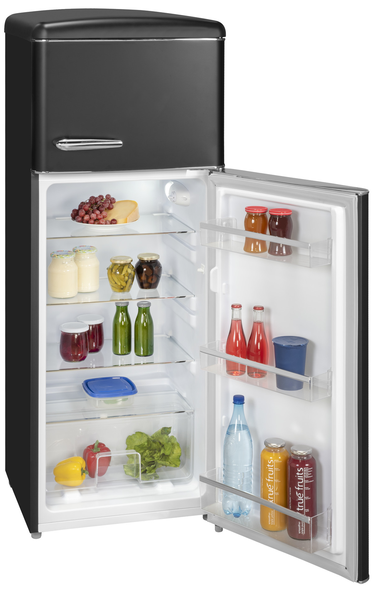 Refrigerador retro negro, puerta abierta. Dentro hay estantes con frascos, botellas y alimentos frescos.