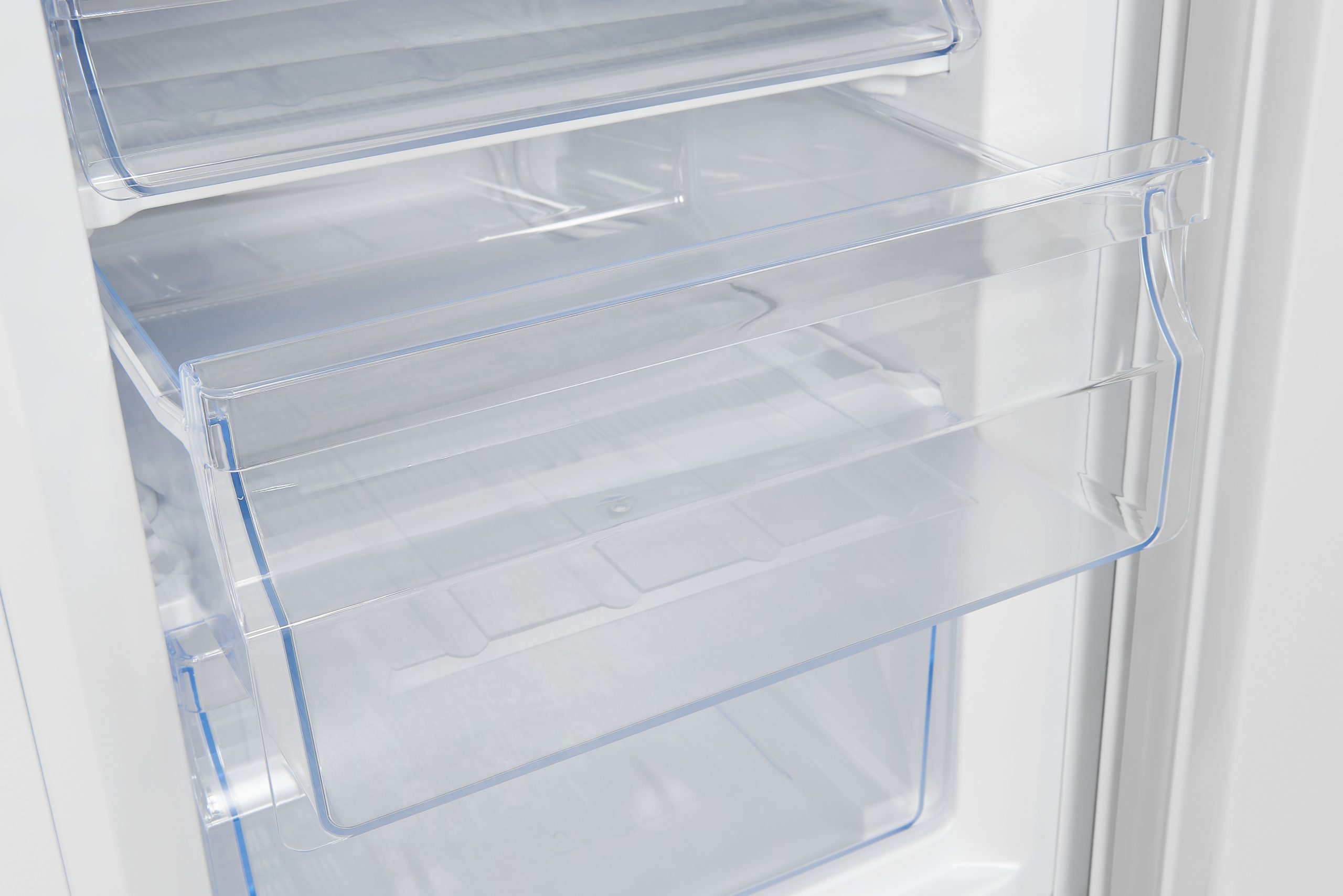Nahaufnahme von durchsichtigen Kühlschrank Schubladen aus Kunststoff, zwei Schubladen, eine über der anderen, in einem weißen Kühlschrank.