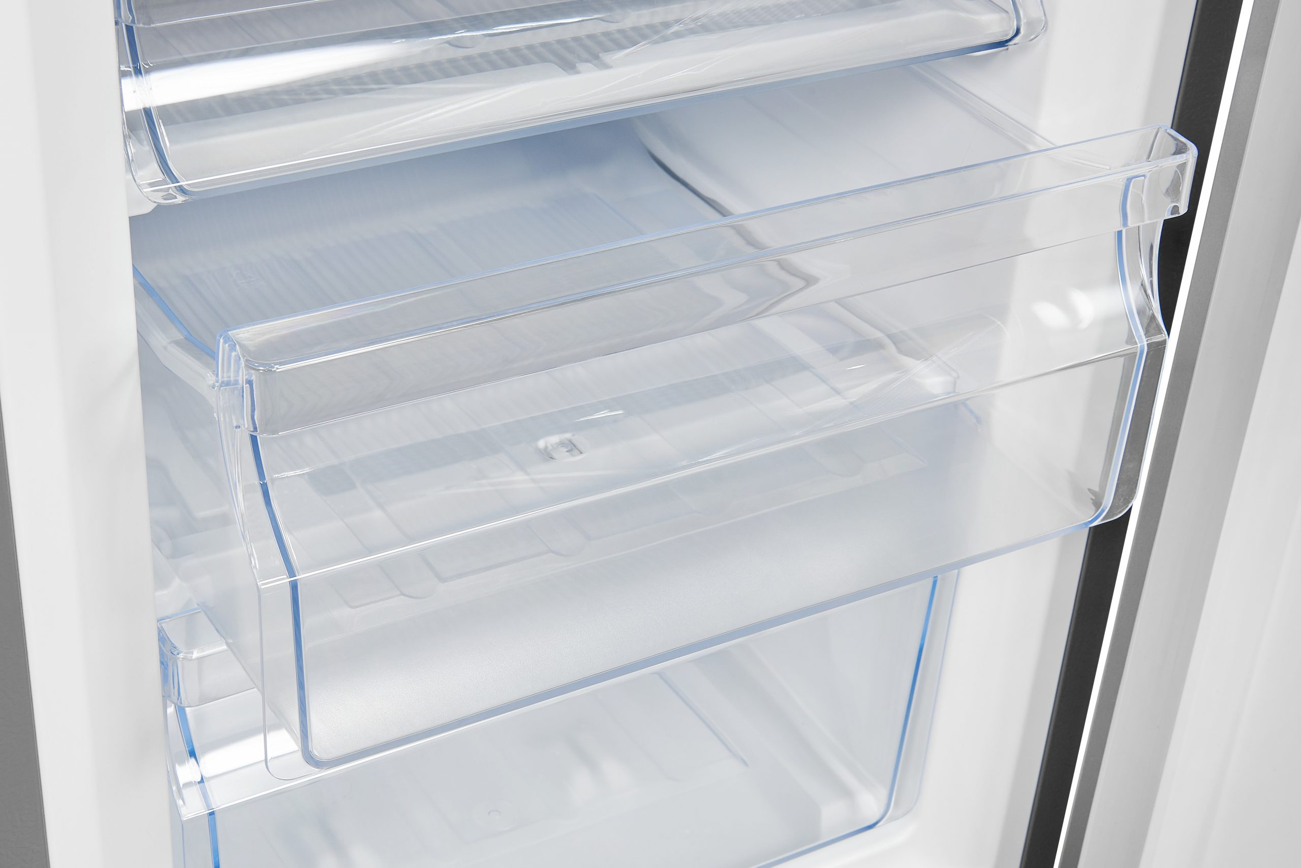 Kühlschubladen, transparentes Plastik, in einem weißen Kühlschrank.