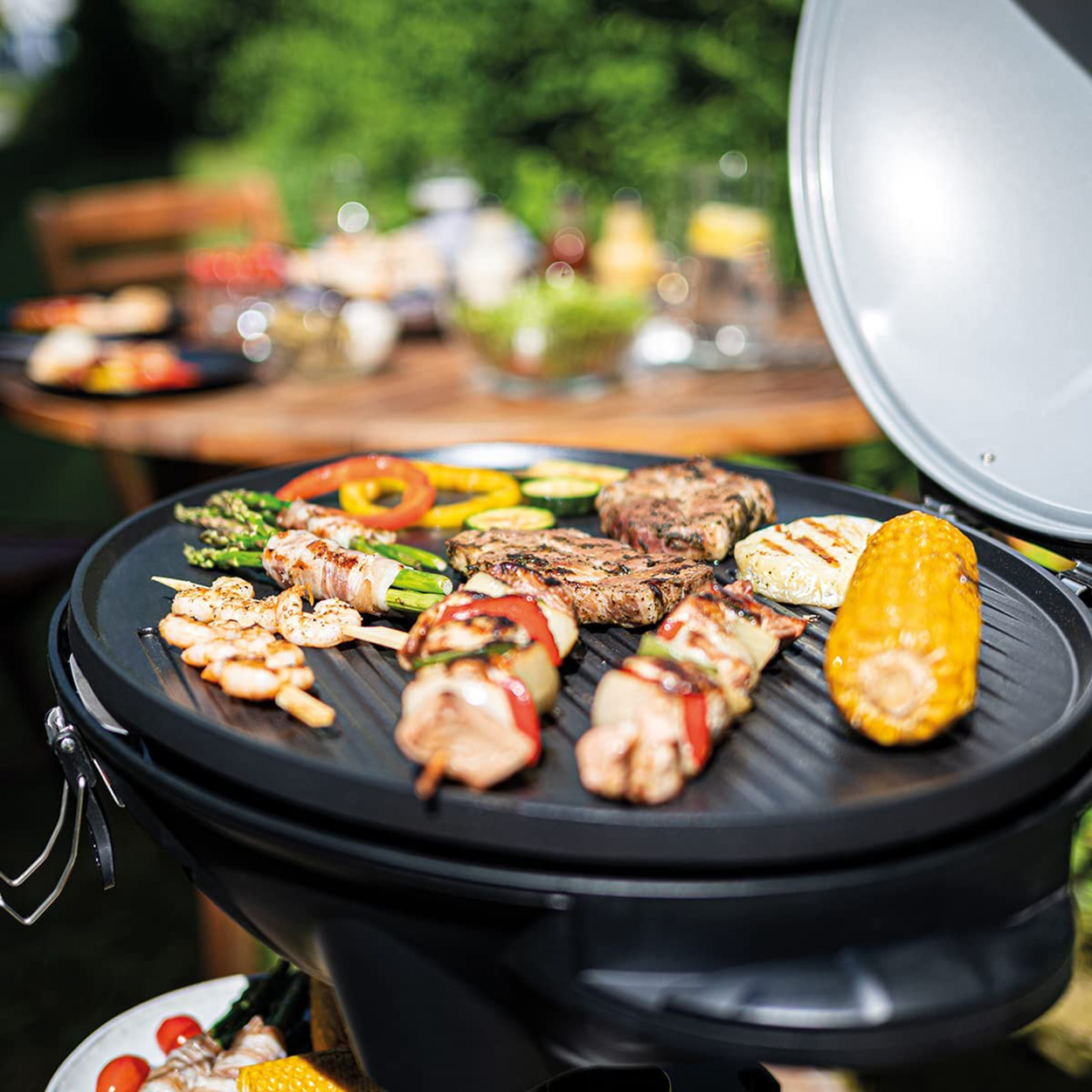 Ein BBQ-Grill mit verschiedenen gegrillten Speisen, darunter Fleisch und Gemüse.
