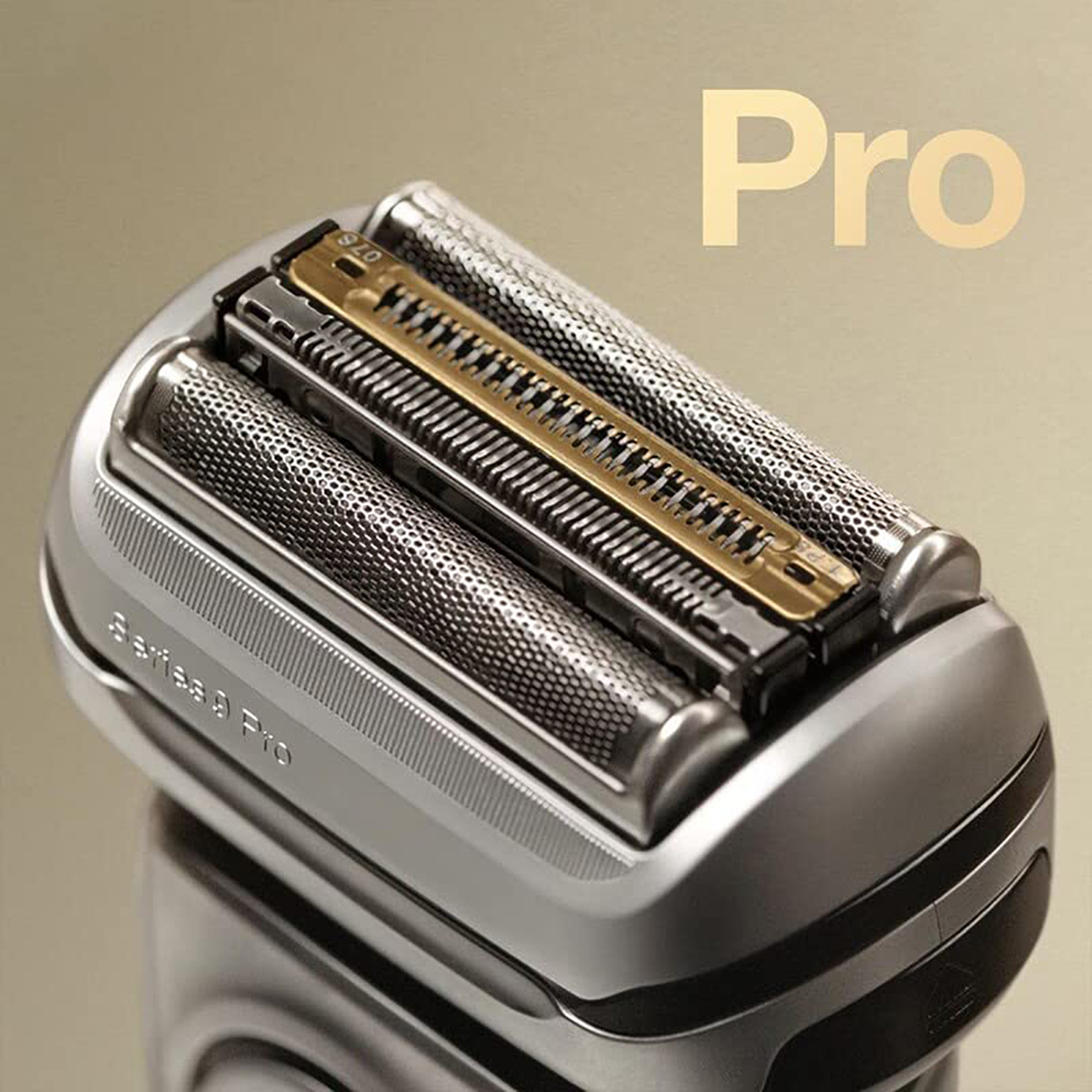Primo piano di una testina di rasoio elettrico argento e nero con la parola Pro in oro.