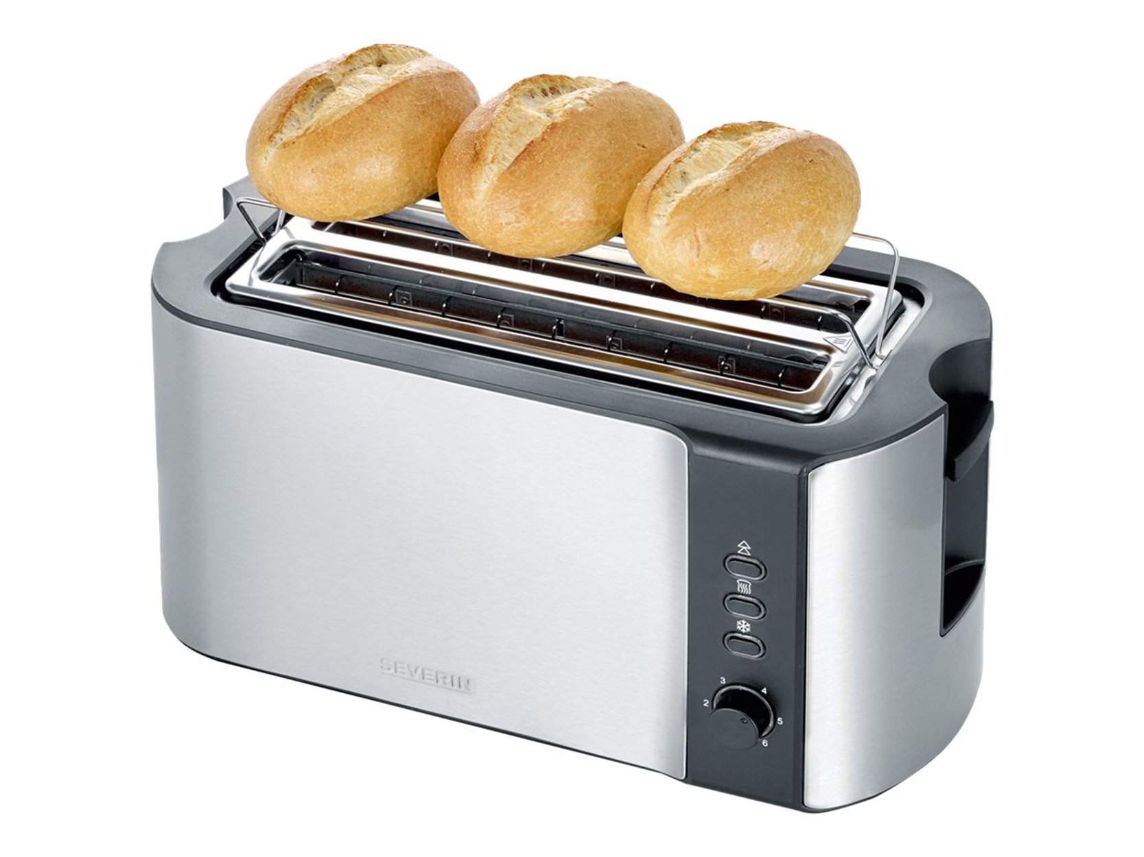 Srebrny toster z trzema bułkami na wierzchu, na białym tle.