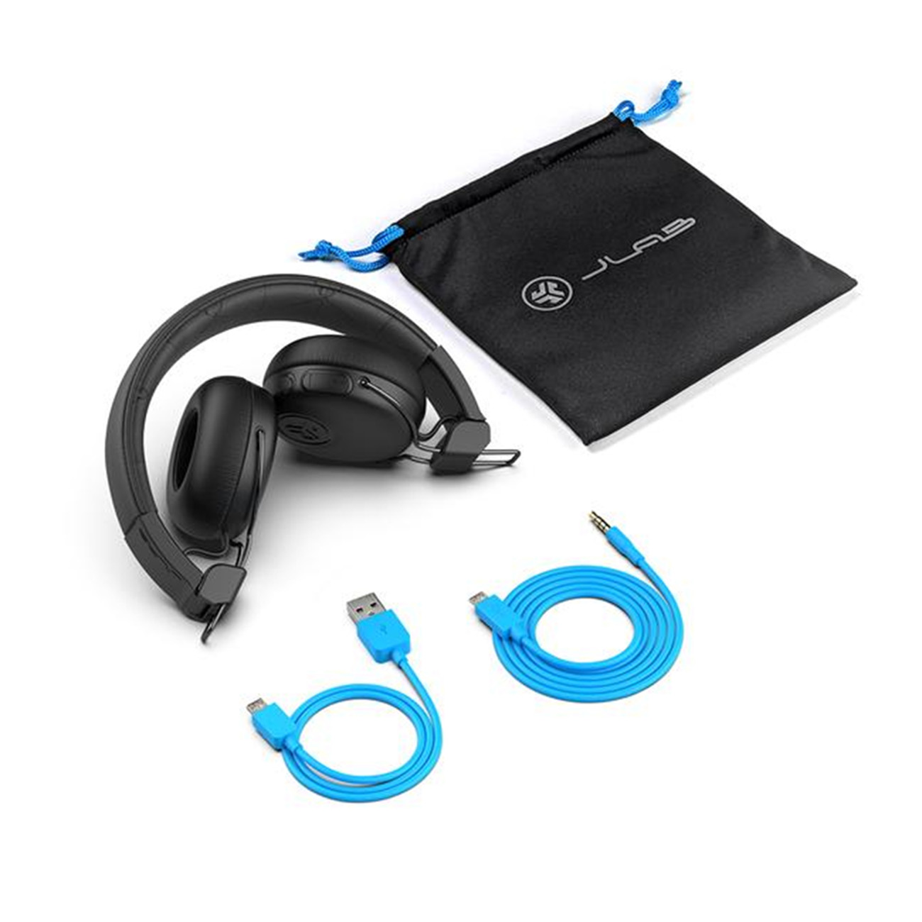 Schwarze Kopfhörer, eine schwarze Tasche und zwei blaue Kabel auf weißer Oberfläche. Die Kabel sind aufgerollt.