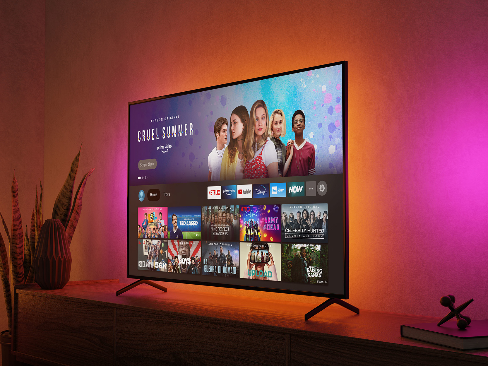 Ein Fernseher zeigt eine Streaming-Oberfläche. Der Fernseher steht auf einem Holzschrank mit rosa Umgebungslicht.