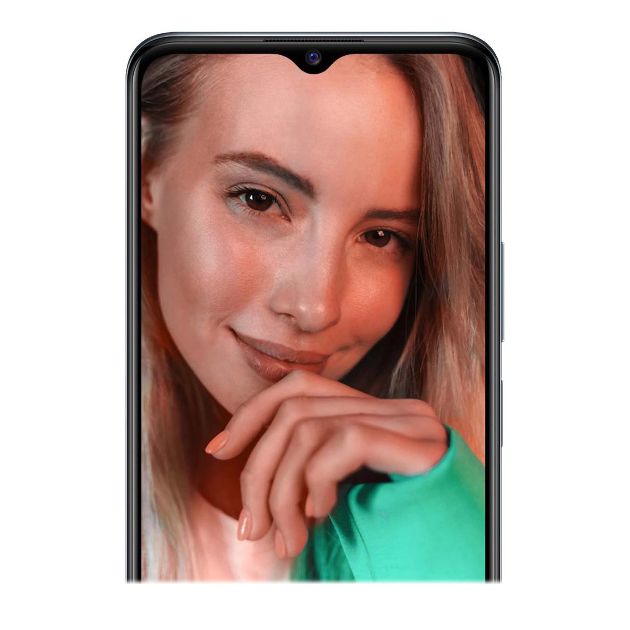Primo piano di una donna che guarda la fotocamera sullo schermo di un telefono.