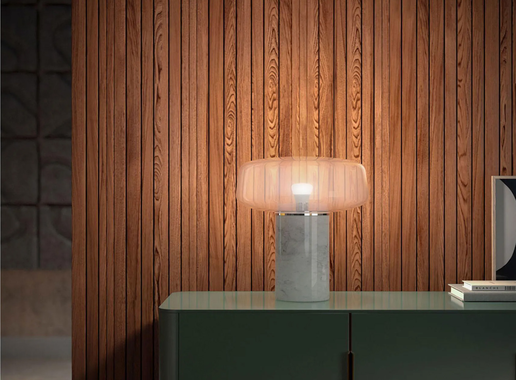 Stylowa lampa na zielonej szafce, na tle drewnianej ściany z listew.