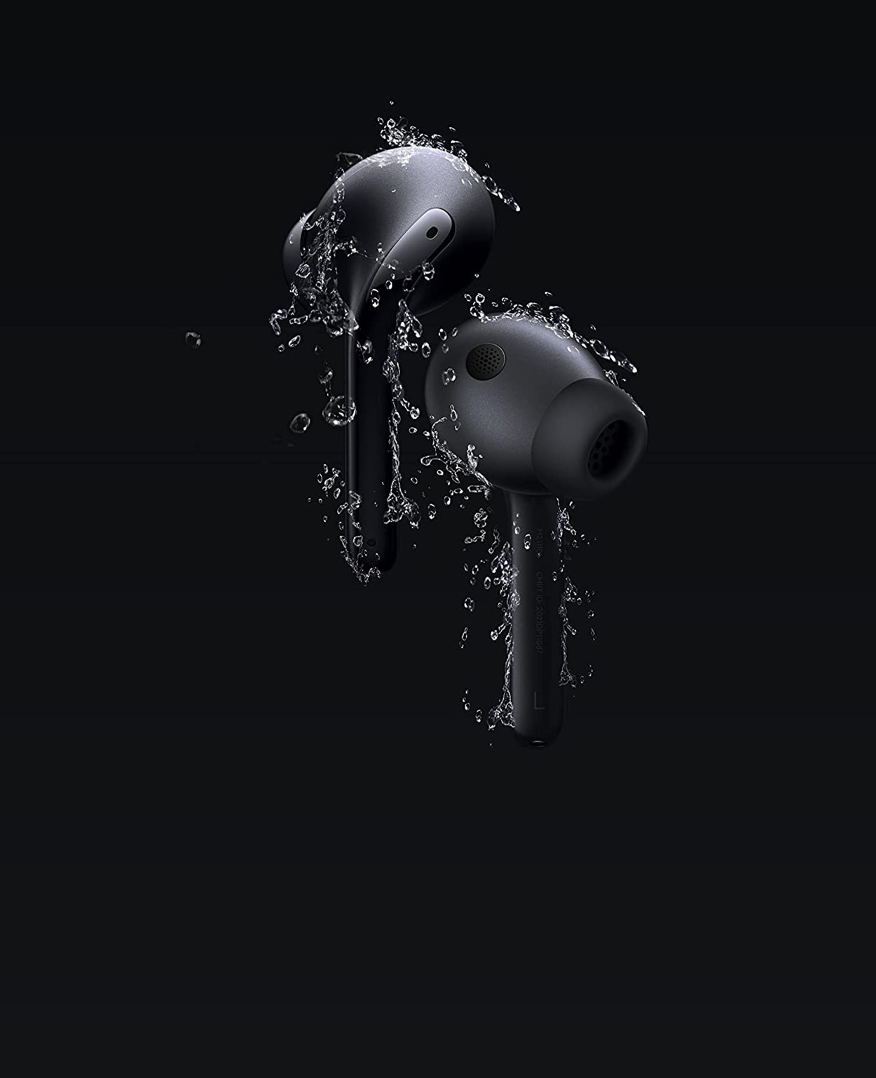 Dos auriculares inalámbricos negros con gotas de agua, sobre un fondo oscuro.
