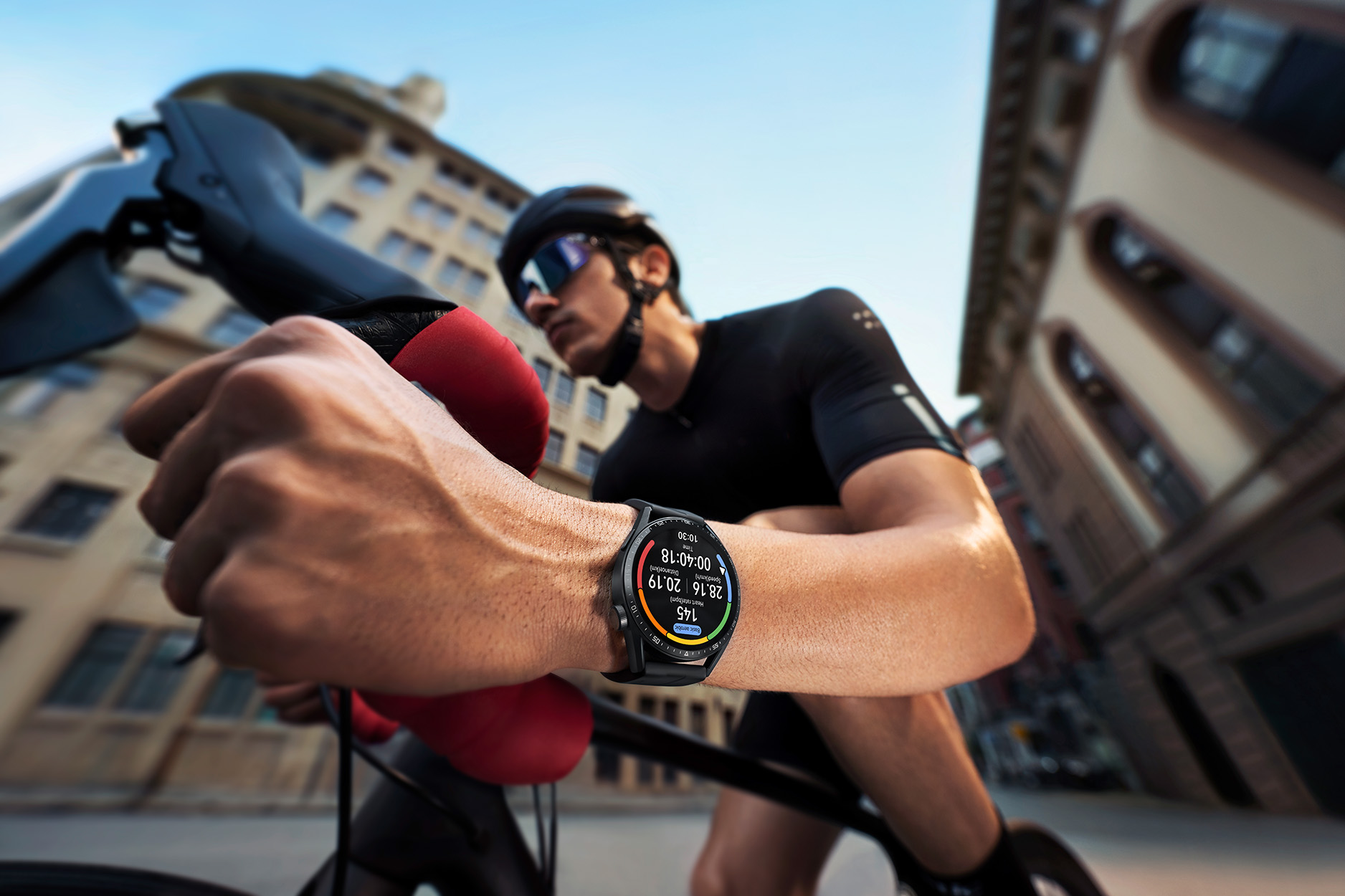 Radfahrer, der eine Uhr am Handgelenk trägt. Die Uhr zeigt Zeit und andere Metriken an.