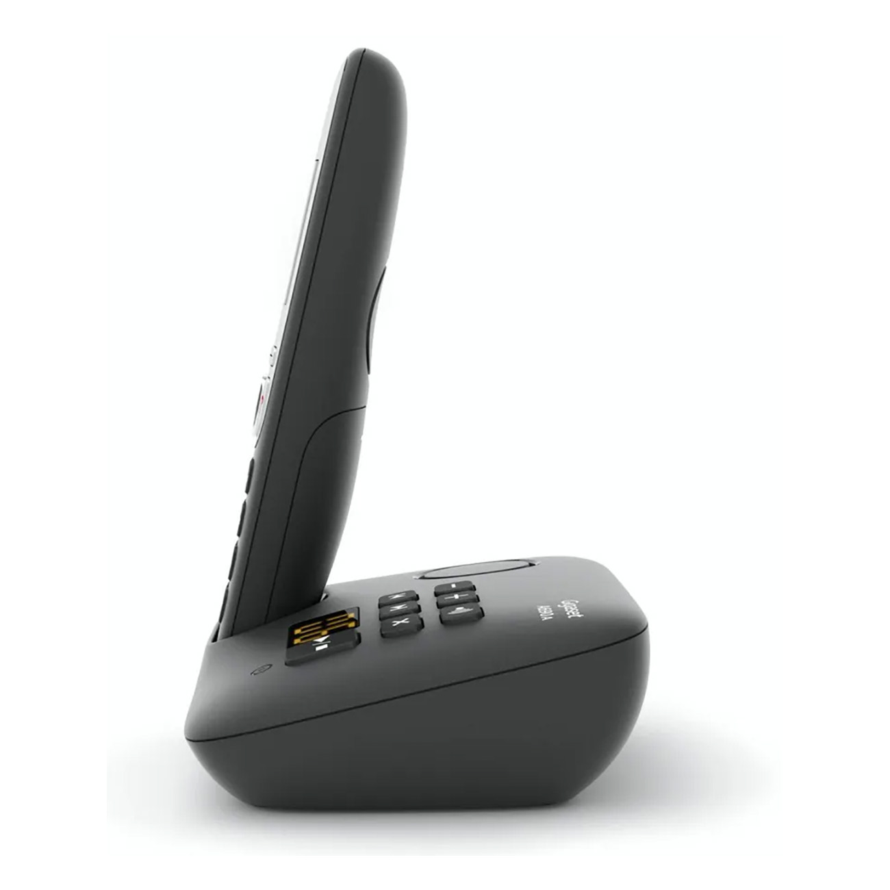 Un teléfono inalámbrico negro sobre un fondo blanco. Está inclinado hacia la izquierda.