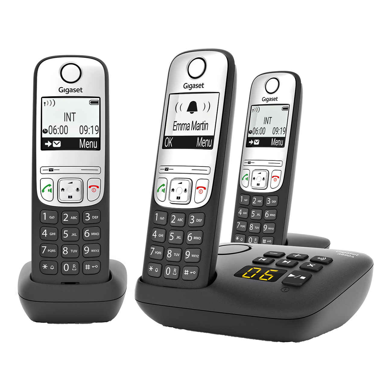 Dos teléfonos inalámbricos negros en una base con pantalla. Un teléfono está en la base.