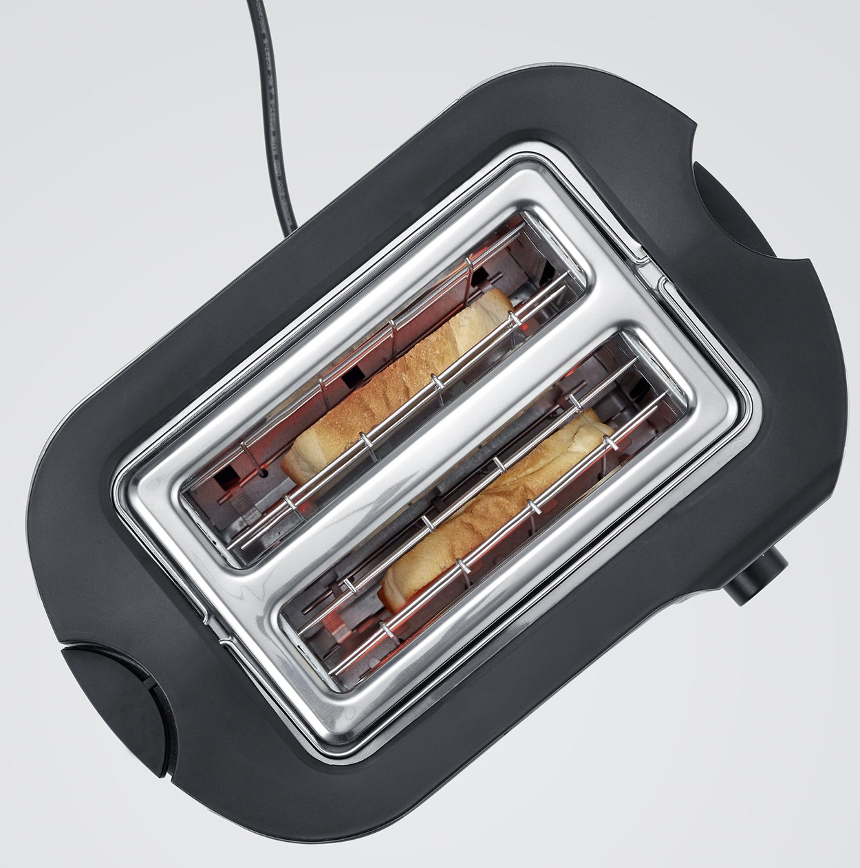 Ein schwarzer Toaster mit zwei Toastbrotscheiben, auf weißem Hintergrund.