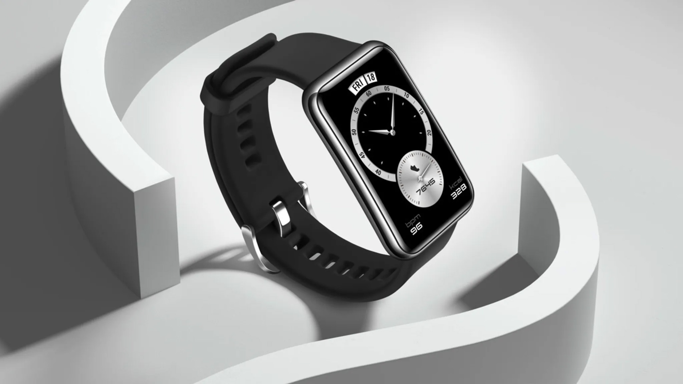 Czarny smartwatch z prostokątną tarczą i czarnym paskiem, na białym, zakrzywionym tle. Zegarek wyświetla dane.