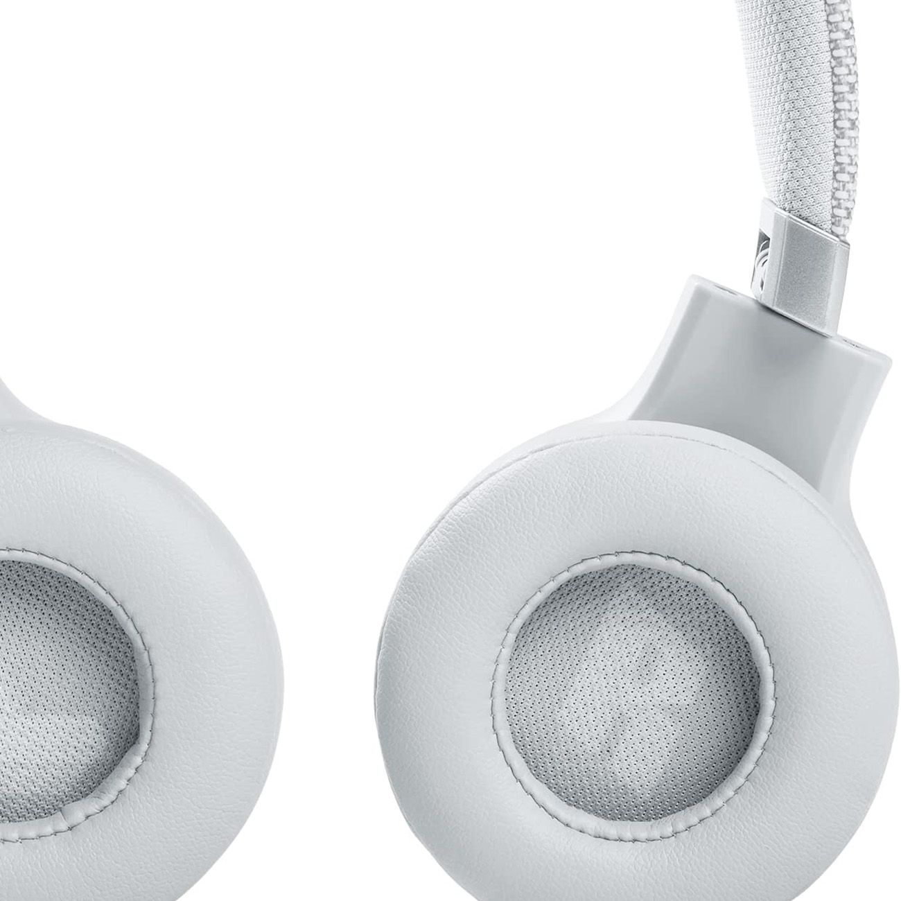 Dwa białe słuchawki. Muszle uszne pokazane są ze szczegółami. Muszle uszne są wyściełane i mają siatkę.