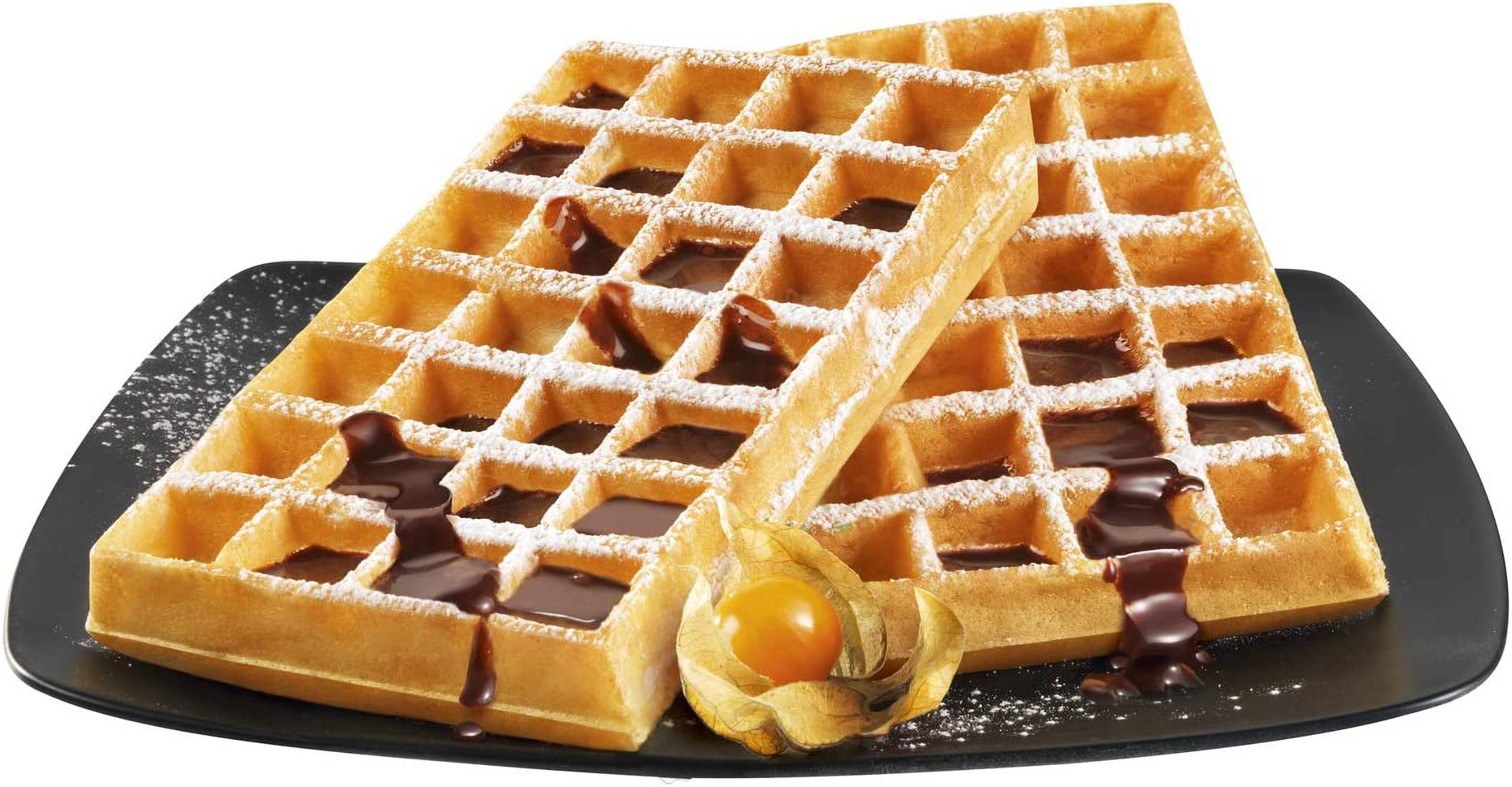 Dwa złote gofry z sosem czekoladowym i cukrem pudrem, na czarnym talerzu z jagodą.