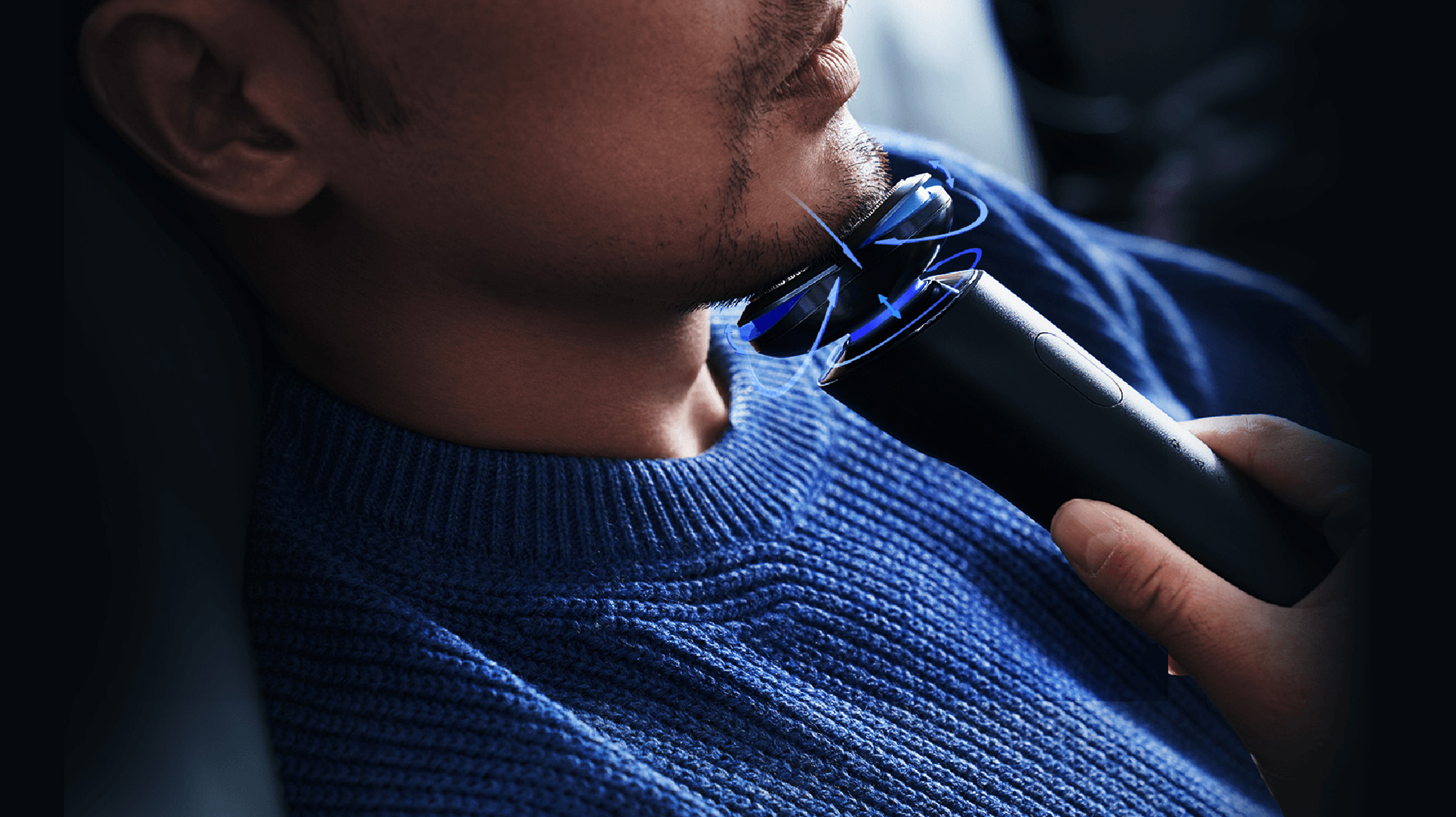 Manos sosteniendo auriculares gaming rojos y azules con texto.
