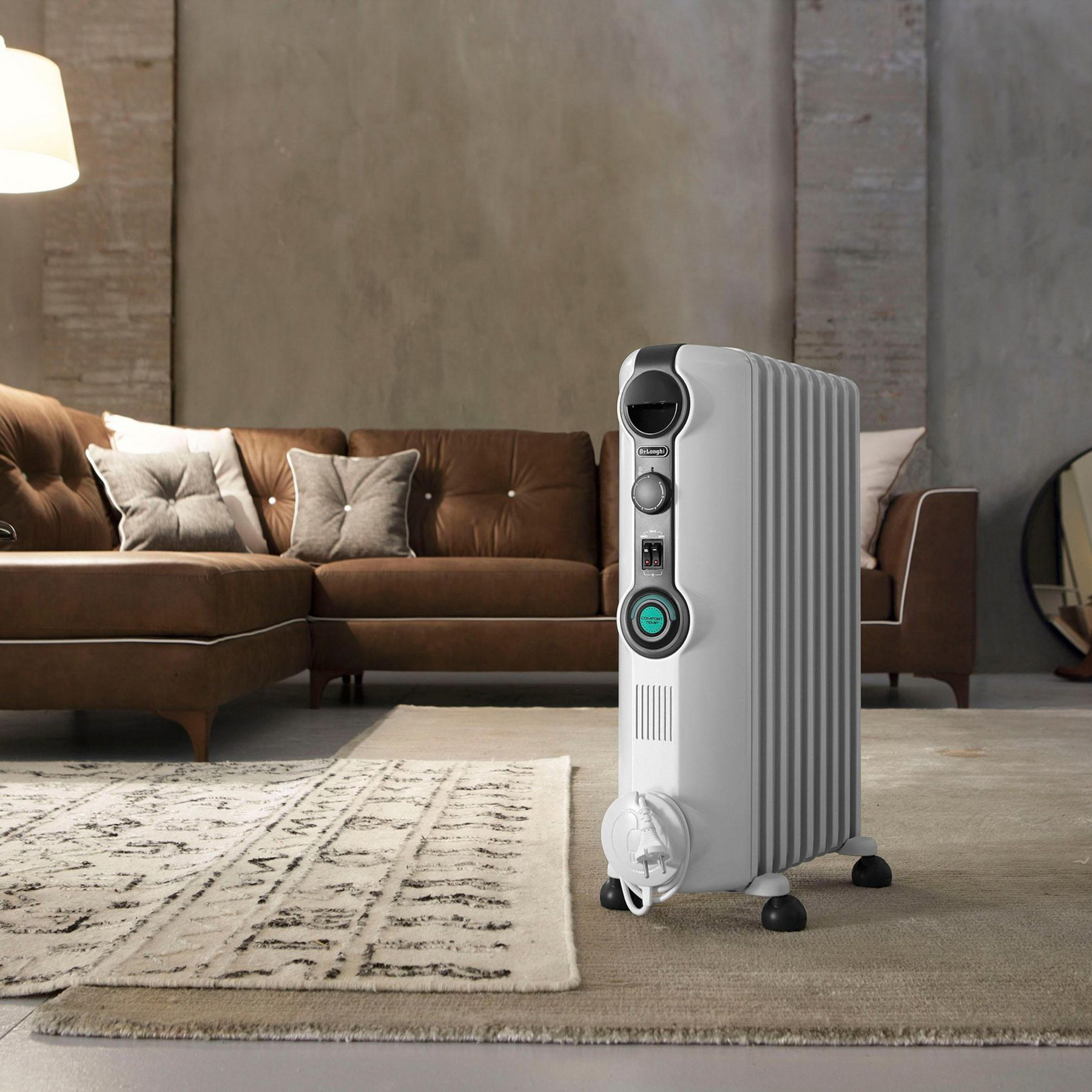 Biały grzejnik z panelem sterowania w salonie, blisko dywanu.
