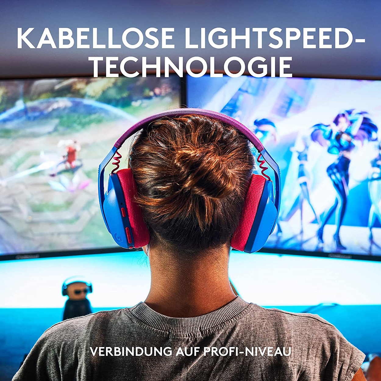 Osoba nosząca niebiesko-czerwone słuchawki. Dwa ekrany w tle. Widoczny tekst.