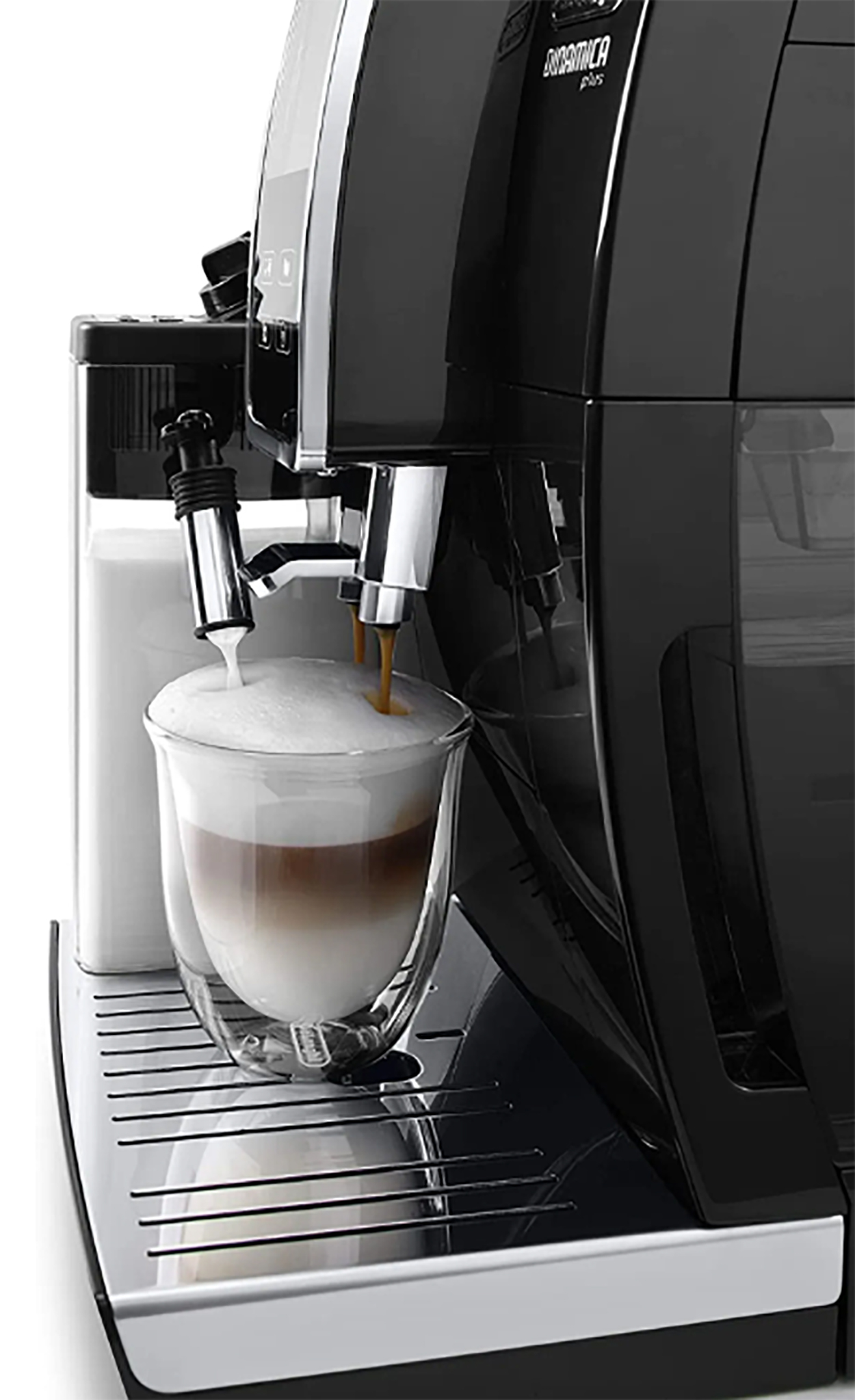 Eine Kaffeemaschine, die Cappuccino in ein Glas ausgibt. Die Maschine ist schwarz mit einem silbernen Ausguss.