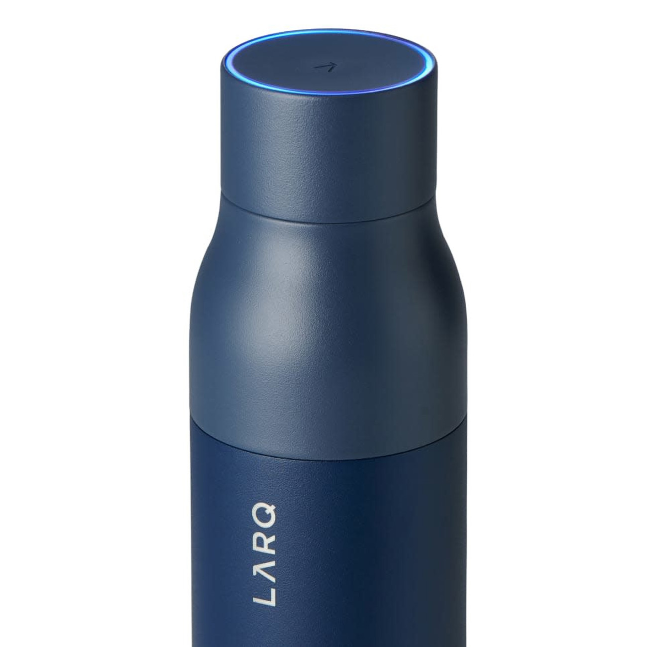 Eine dunkelblaue Wasserflasche mit blau beleuchtetem Deckel und dem Aufdruck 'LARQ'.