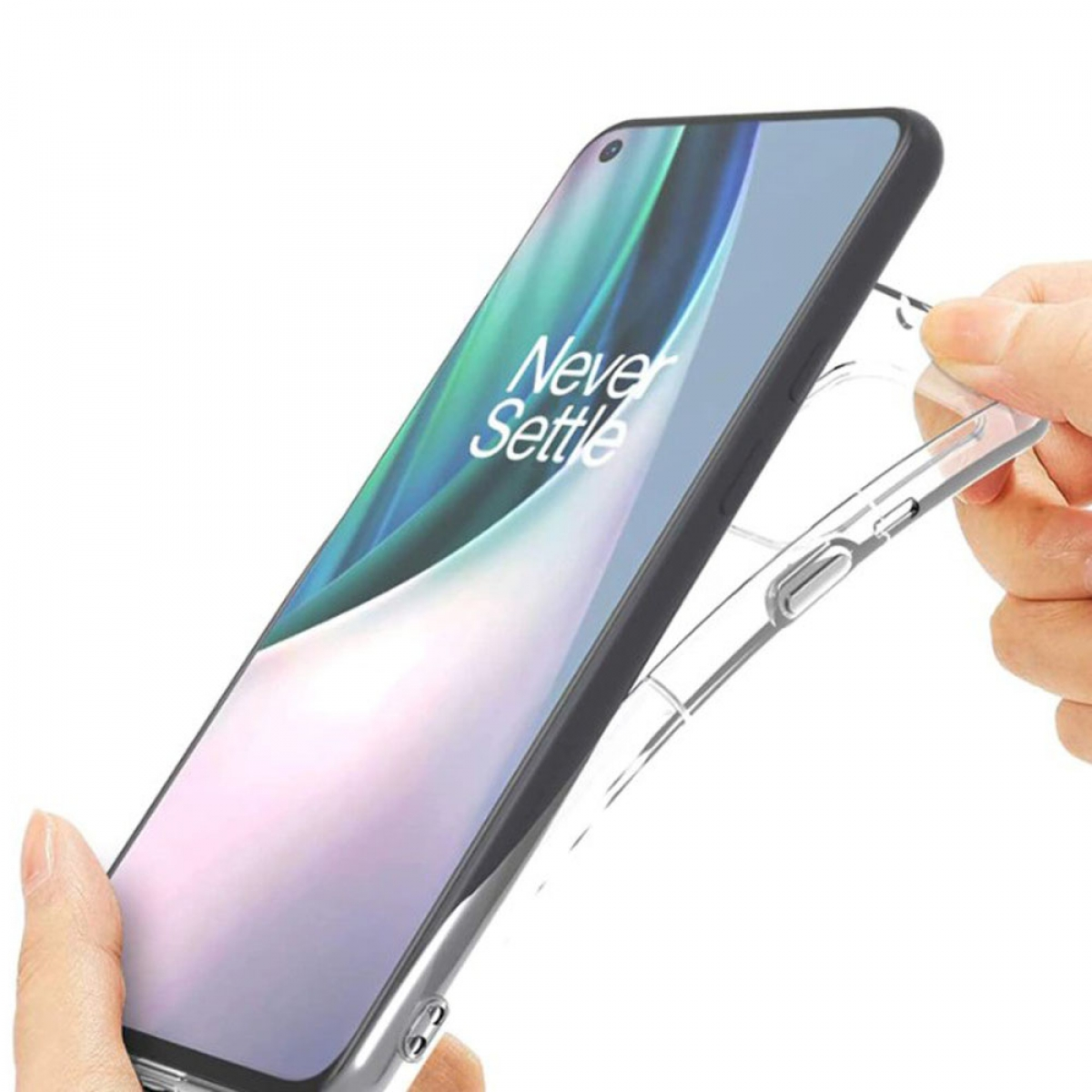 Eine Hand legt ein Telefon in eine transparente Handyhülle. Das Telefon hat den Text "Never Settle" auf dem Bildschirm.