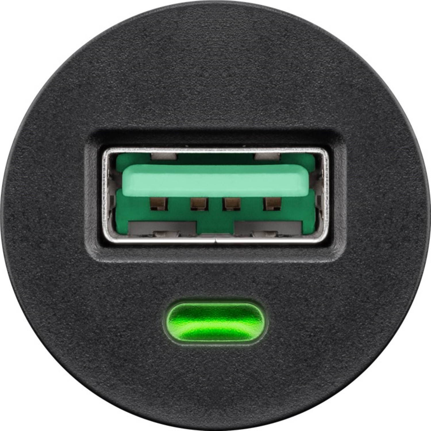 Ein schwarzes USB-Ladegerät mit einem grünen USB-Anschluss. Der Anschluss leuchtet grün.