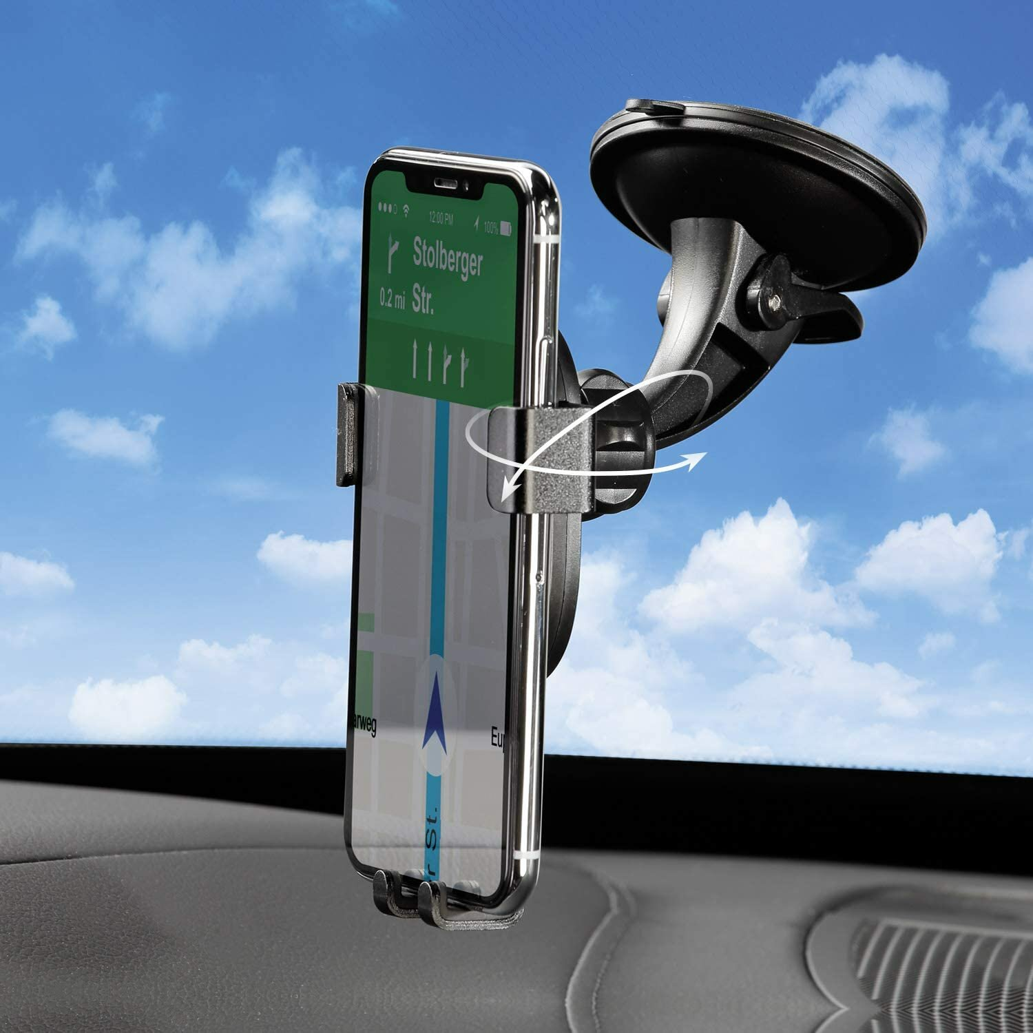 Ein Telefon in einer Autohalterung, das eine Navigations-App vor blauem Himmel mit Wolken anzeigt.