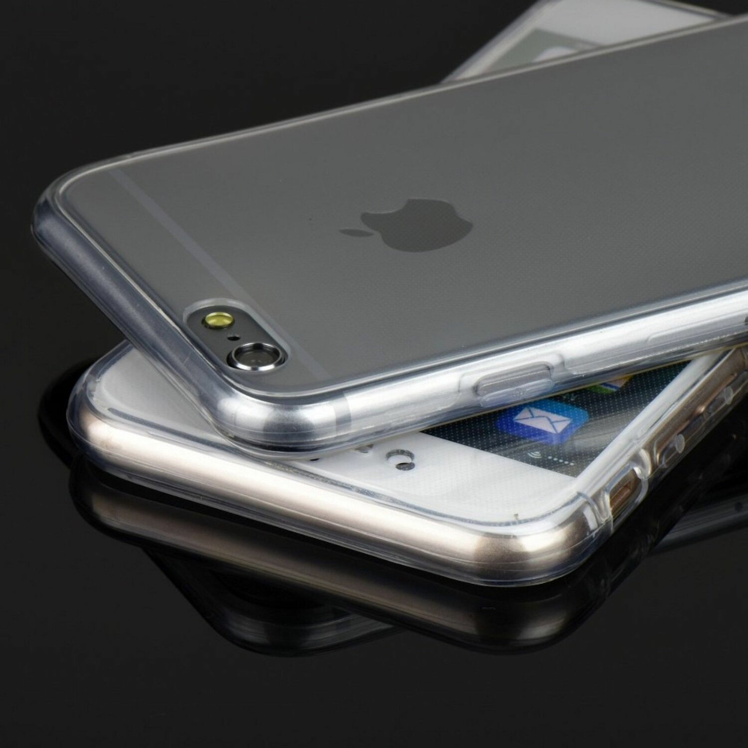 Zwei Telefone in transparenten Hüllen sind gestapelt. Das obere Telefon zeigt das Apple-Logo. Das untere Telefon ist weiß.