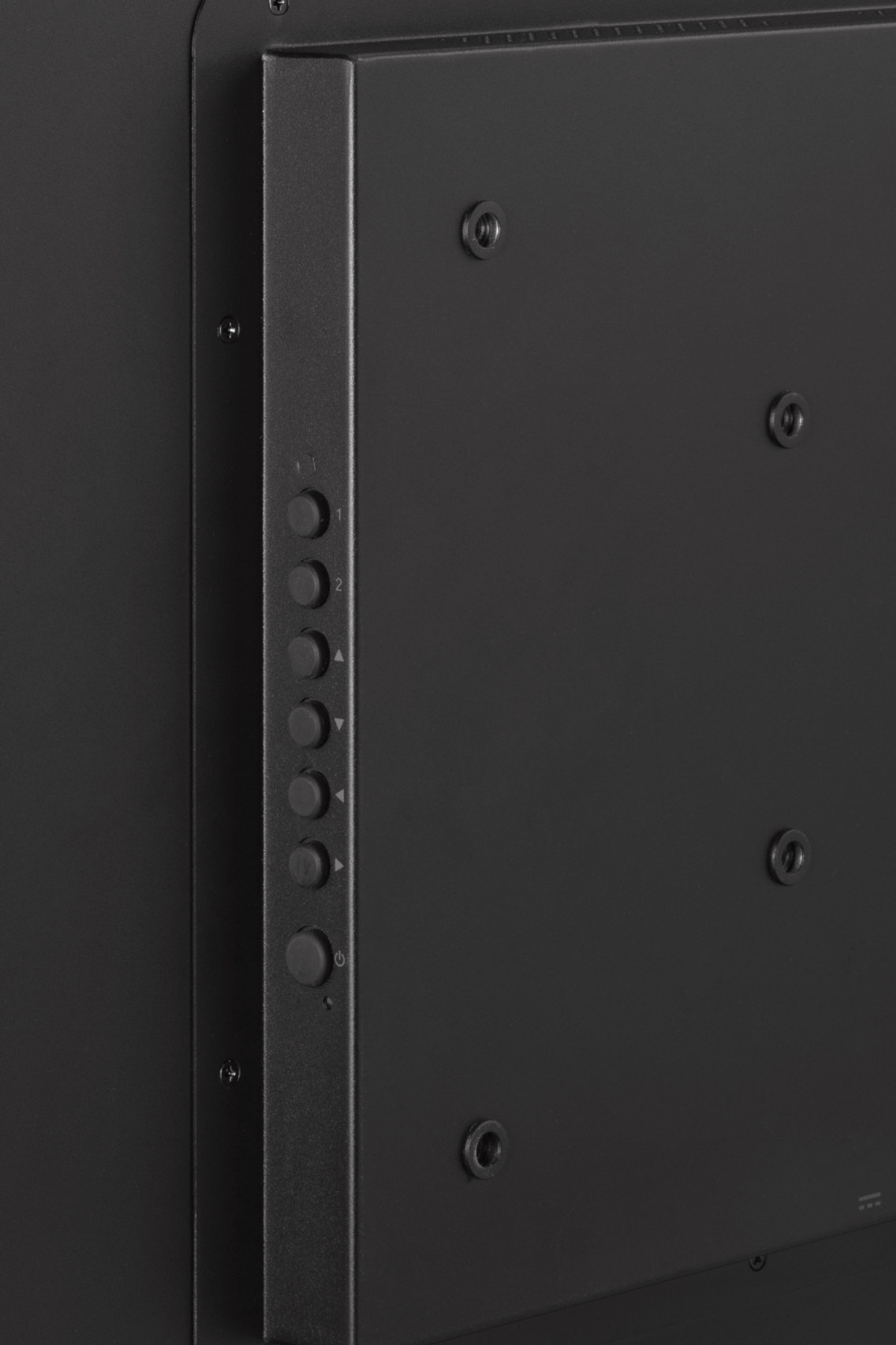 La parte trasera de un monitor Lenovo negro. El nombre de la marca es visible.