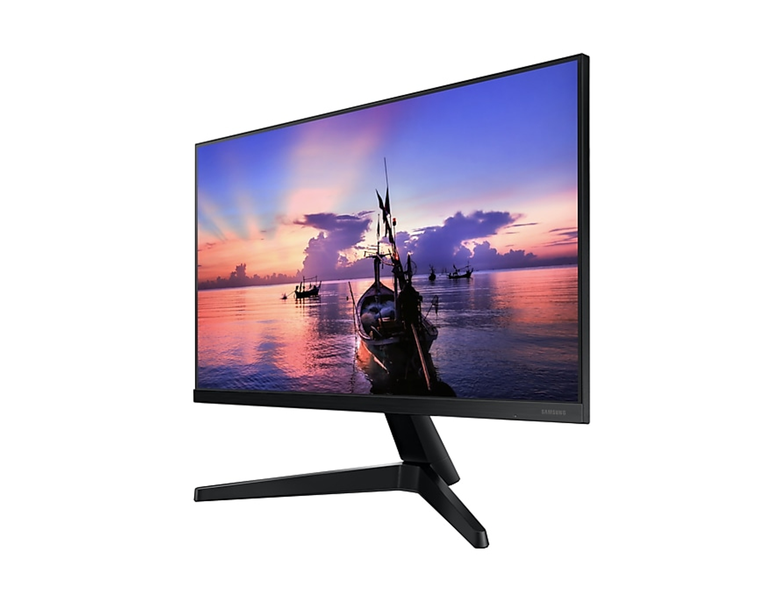 Un monitor mostra un tramonto con barche sull'acqua, con la scritta SAMSUNG e LED Monitor.