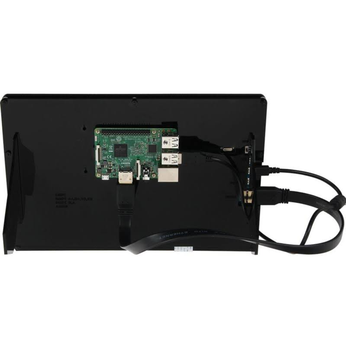 Ein Raspberry Pi-Setup, das Board, angeschlossene Kabel und einen Bildschirm zeigt.