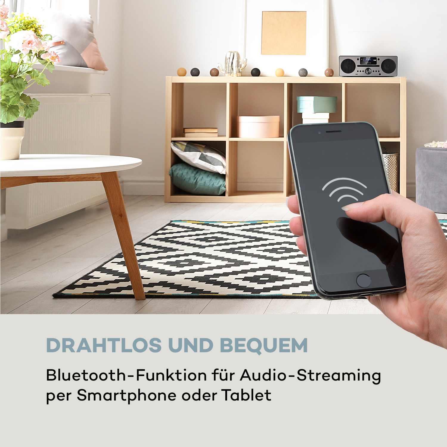 Person hält Smartphone mit WLAN-Signal, Text auf Deutsch, in Wohnzimmer.