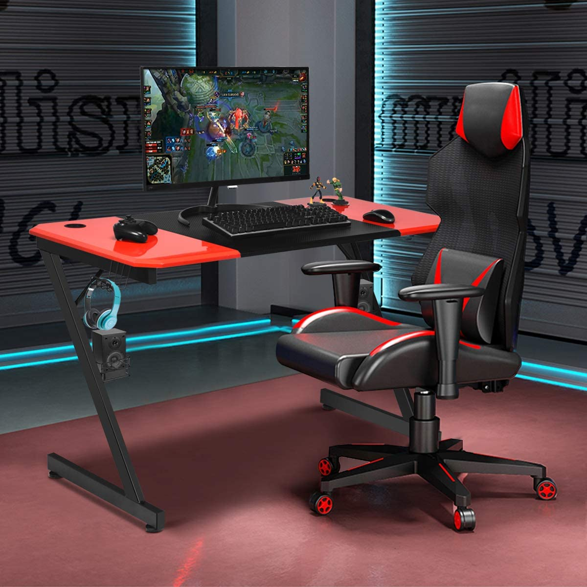 Gaming-Schreibtisch mit Monitor, der ein Spiel zeigt, Stuhl und Zubehör.