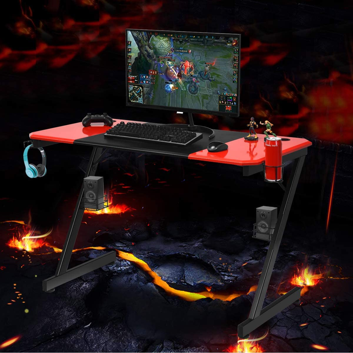 Gaming-Schreibtisch mit Monitor, Tastatur, Maus und Lautsprechern. Verfügt über ein rot-schwarzes Design.