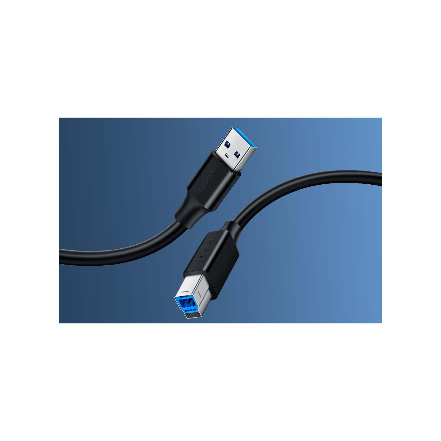 Schwarzes USB-zu-USB-C-Kabel. Zwei Anschlüsse sind vor einem blauen Farbverlaufshintergrund sichtbar.