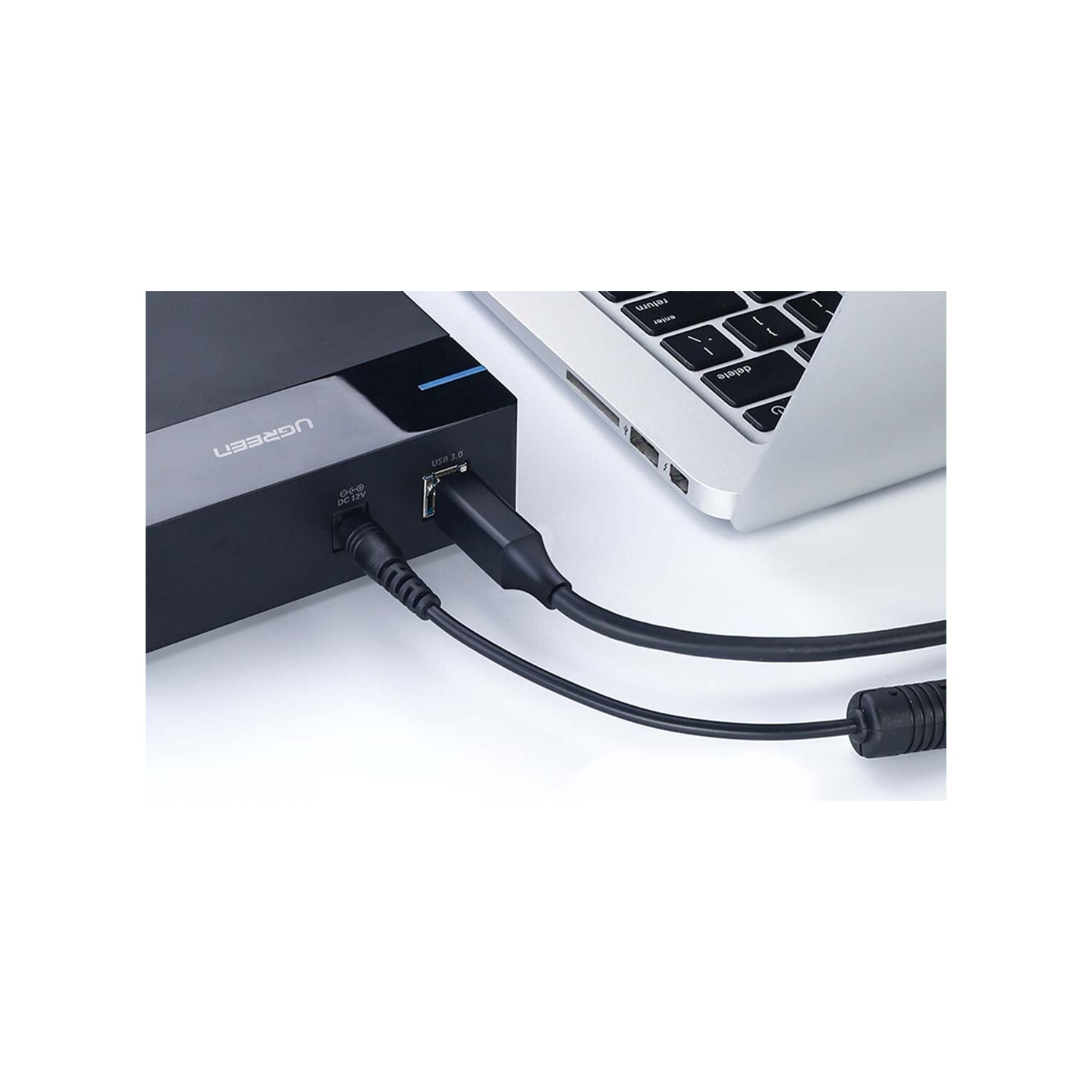 Ein Laptop, der über ein USB-Kabel mit einer externen Festplatte verbunden ist.