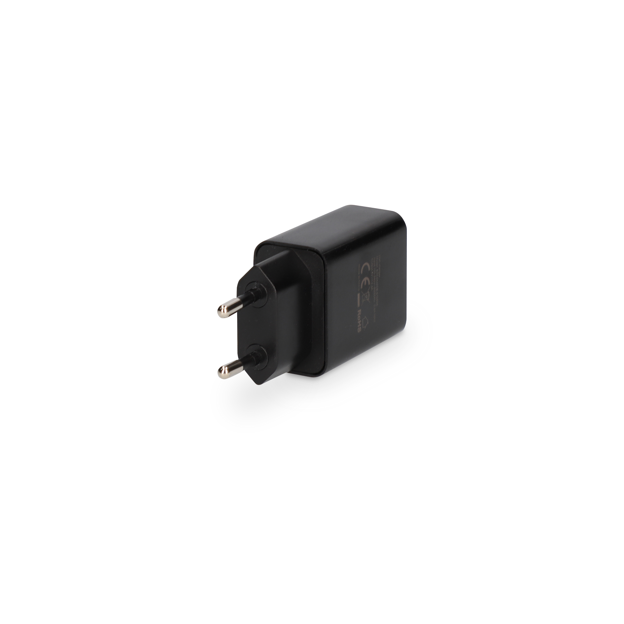 Un adaptador de corriente negro con dos clavijas, visto sobre una superficie blanca.