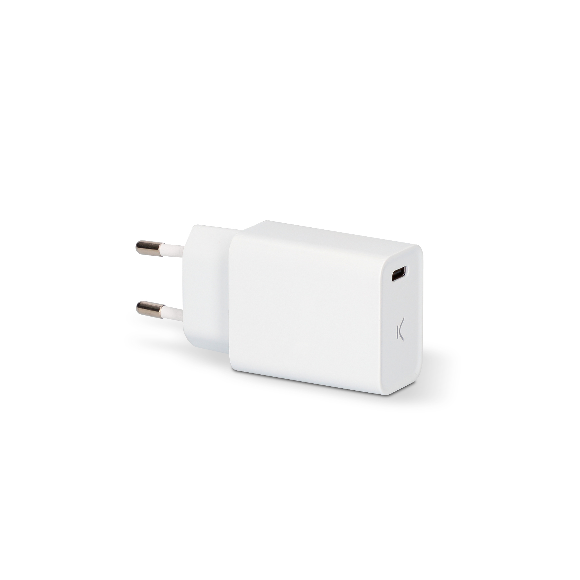 Un cargador de pared blanco con puerto USB-C, sobre un fondo blanco.