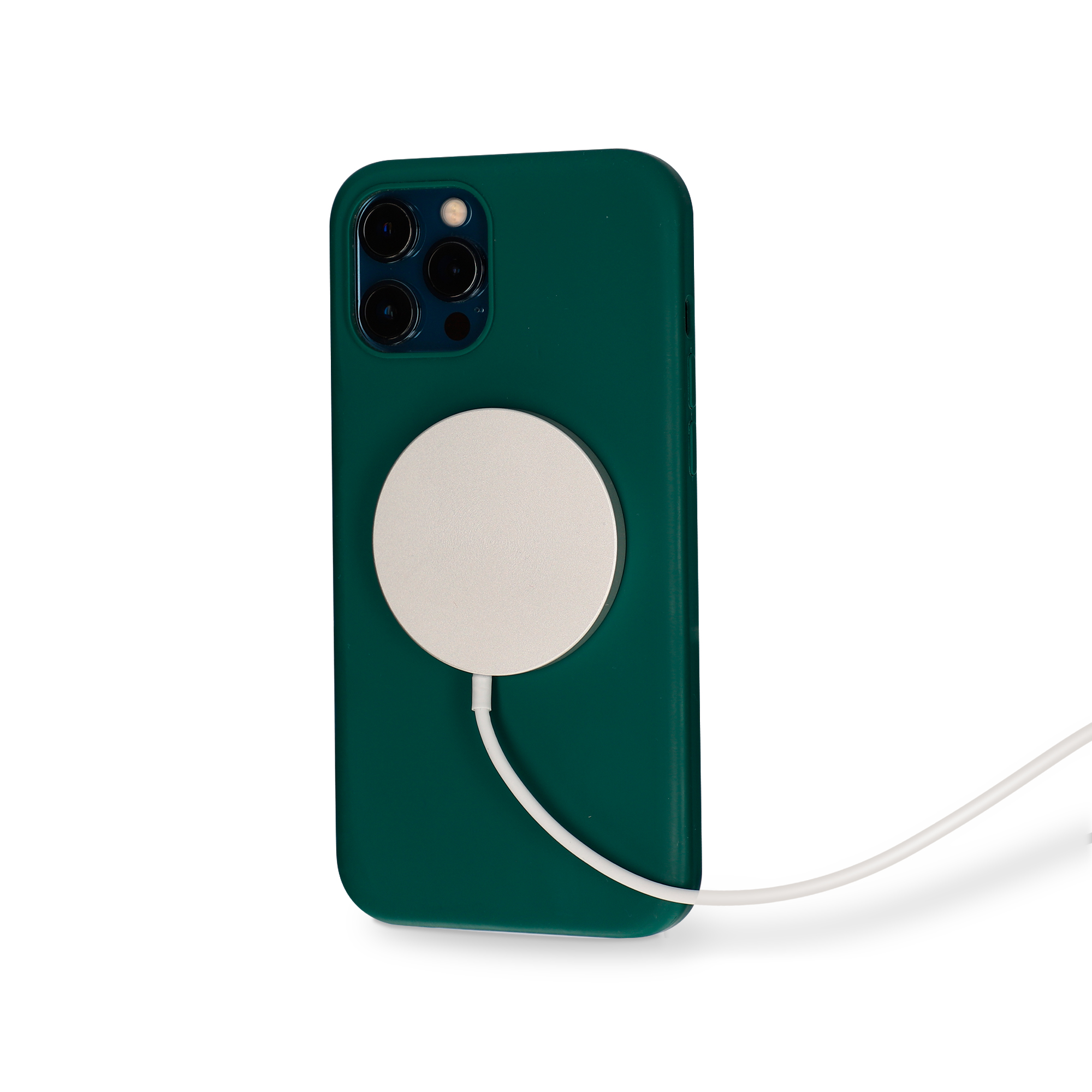 Funda de teléfono verde con cargador MagSafe blanco, cable se extiende a la derecha.