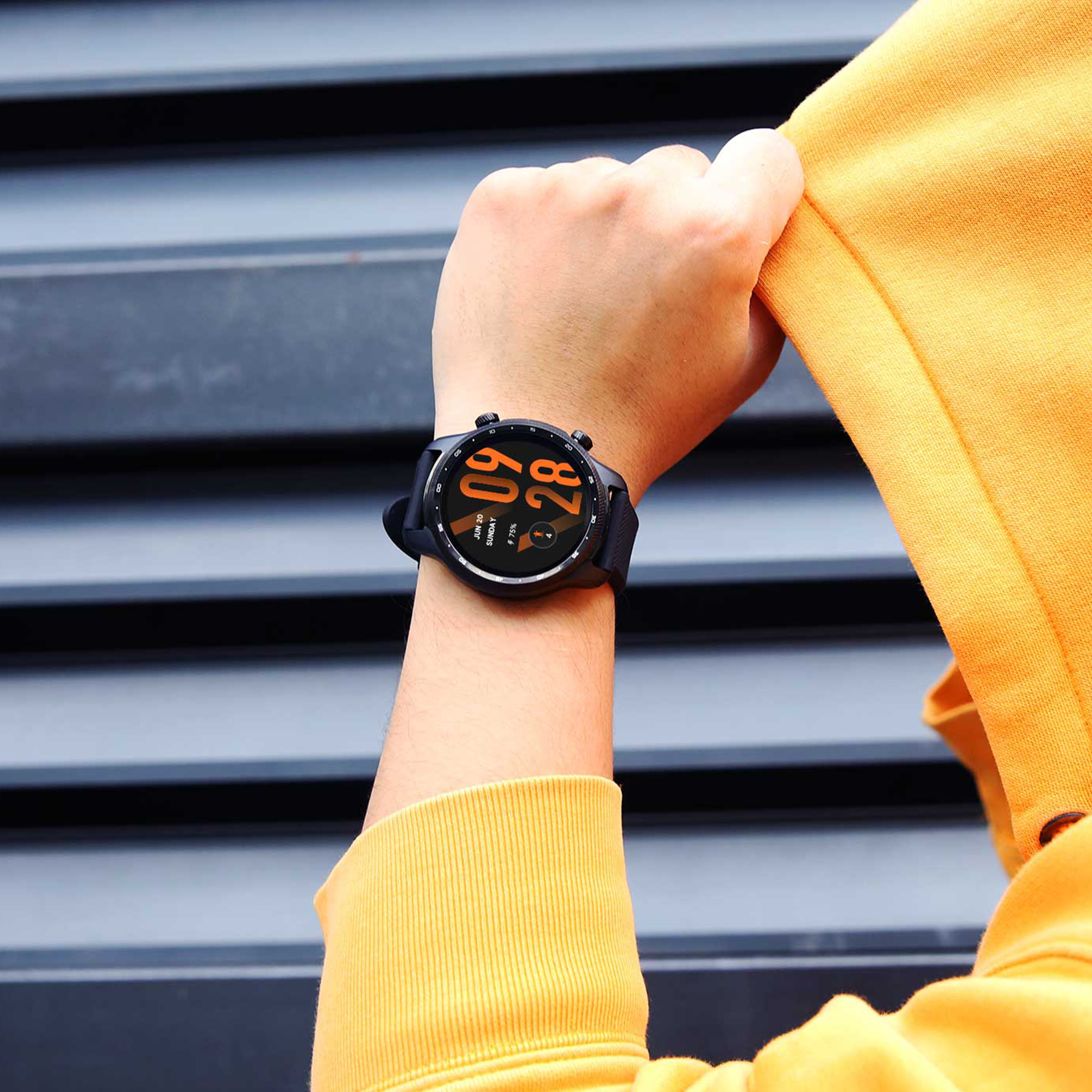 La mano di una persona che indossa uno smartwatch, con lo schermo che mostra informazioni.