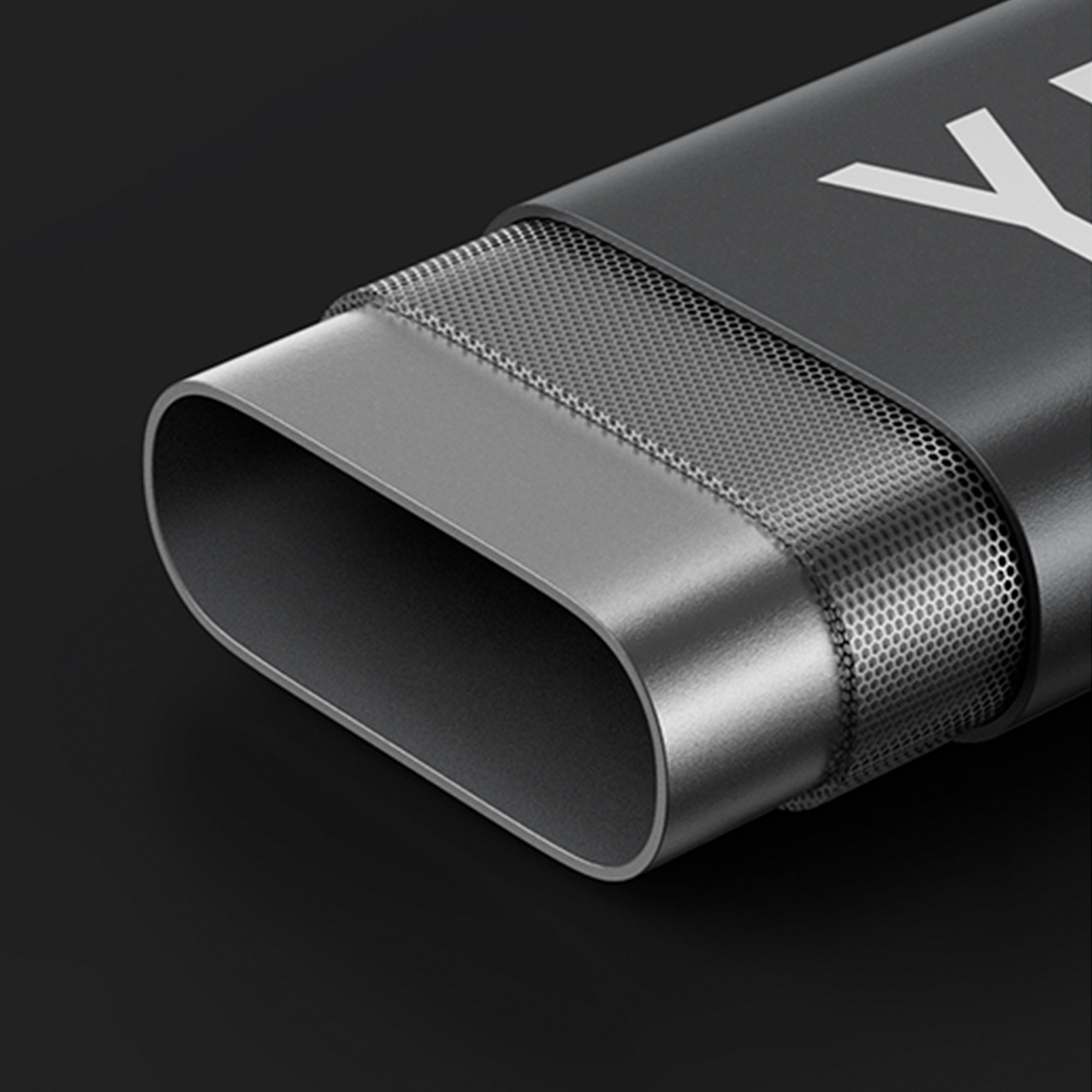 Primo piano di un connettore USB-C. Ha una finitura metallica e una parte interna a rete.