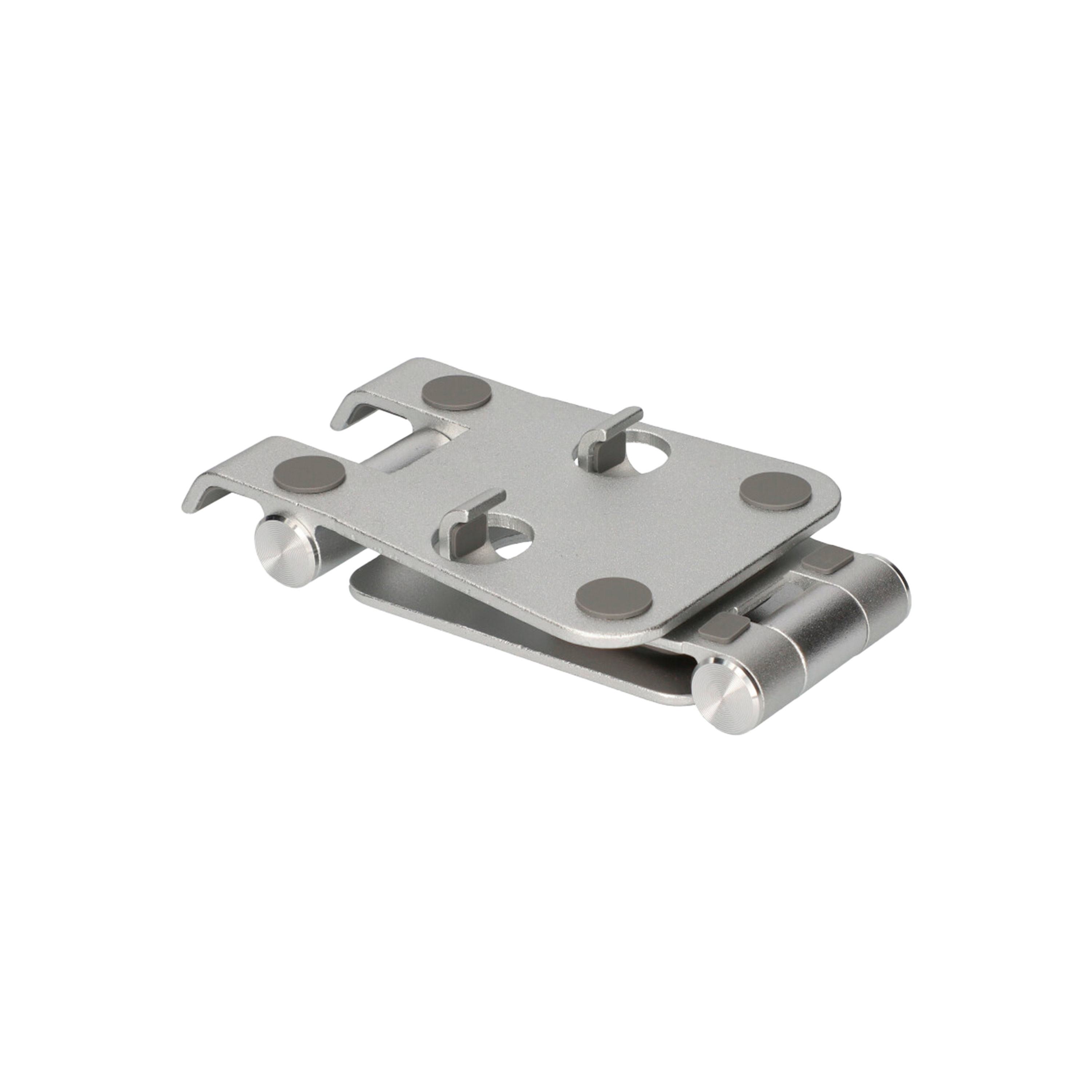 Soporte de teléfono de metal plateado, plegado, sobre fondo blanco.
