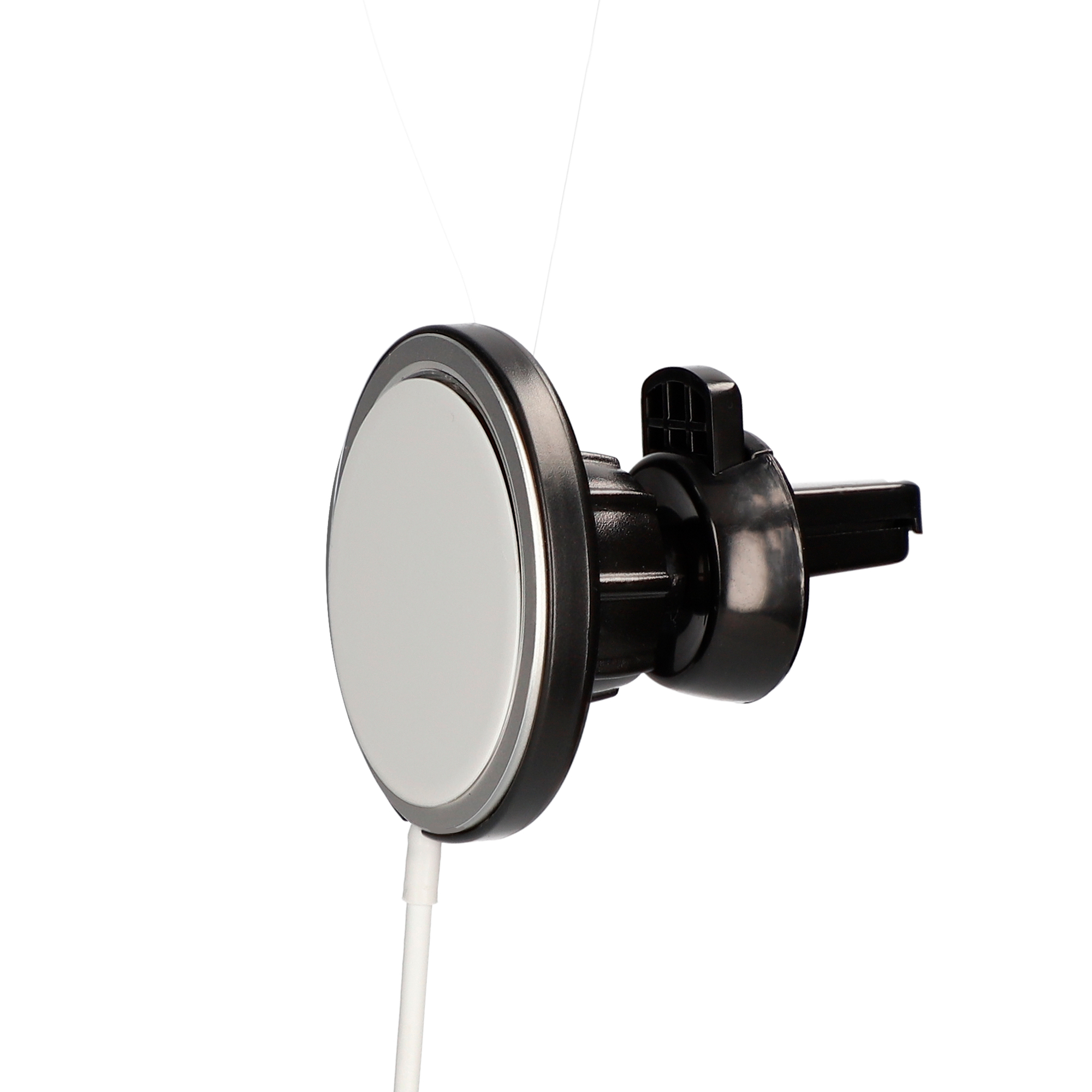 Un cargador de coche negro con centro blanco, anillo plateado y cable blanco.