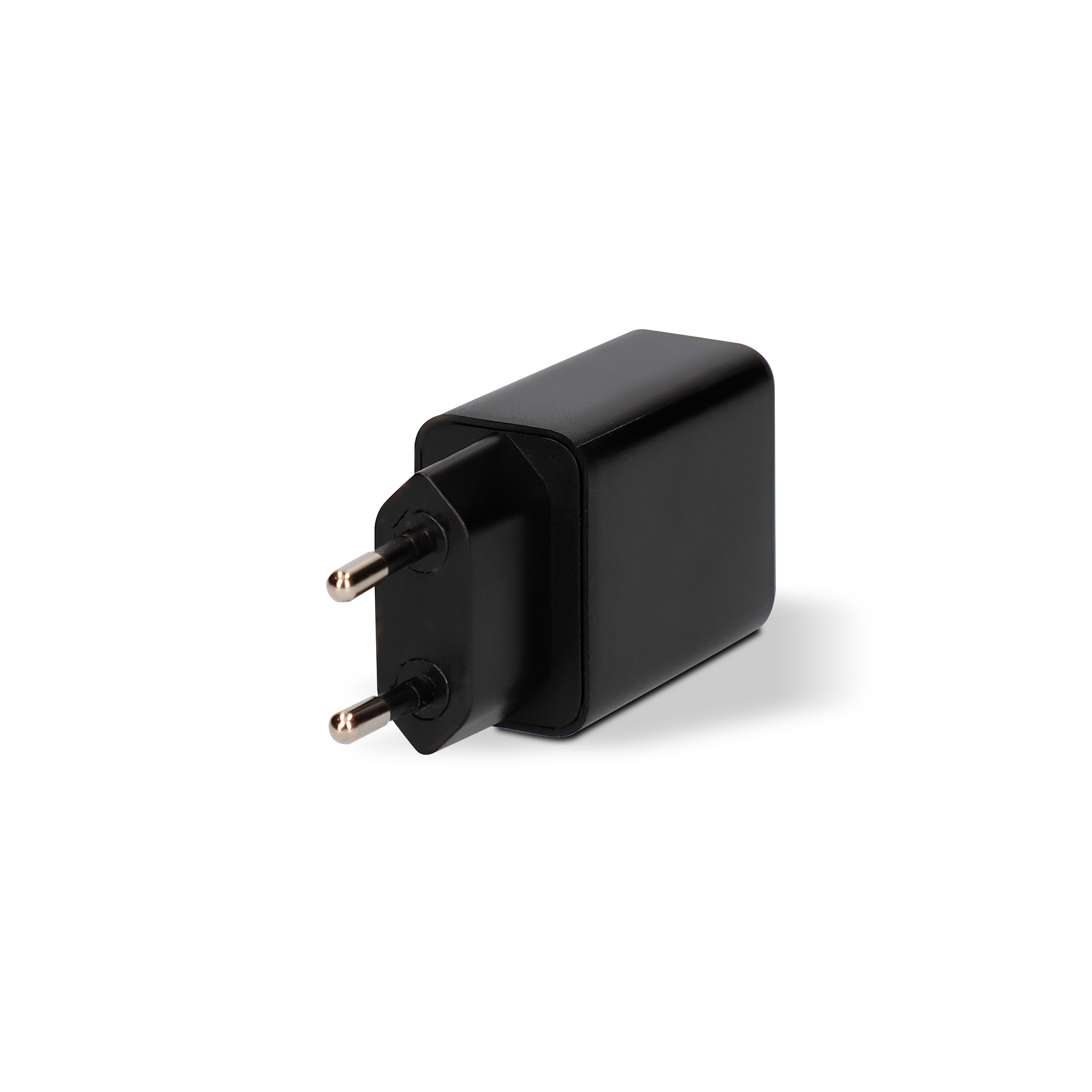 Cargador de teléfono negro. Tiene dos clavijas para enchufar a una toma de corriente. Aislado sobre fondo blanco.