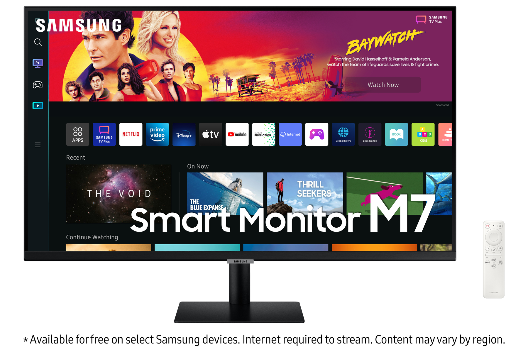 Samsung Smart Monitor M7 su supporto, mostra un programma TV, telecomando accanto.