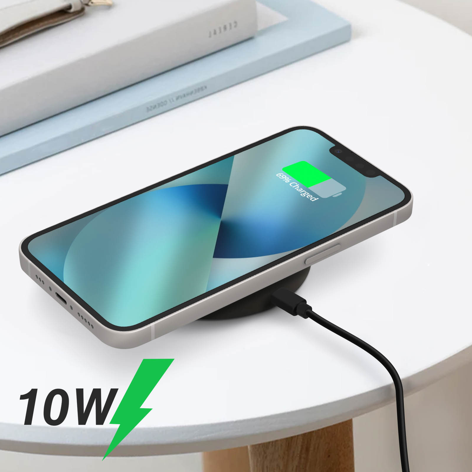 Teléfono cargando en un cargador inalámbrico. Muestra 69% cargado y el cargador es 10W.