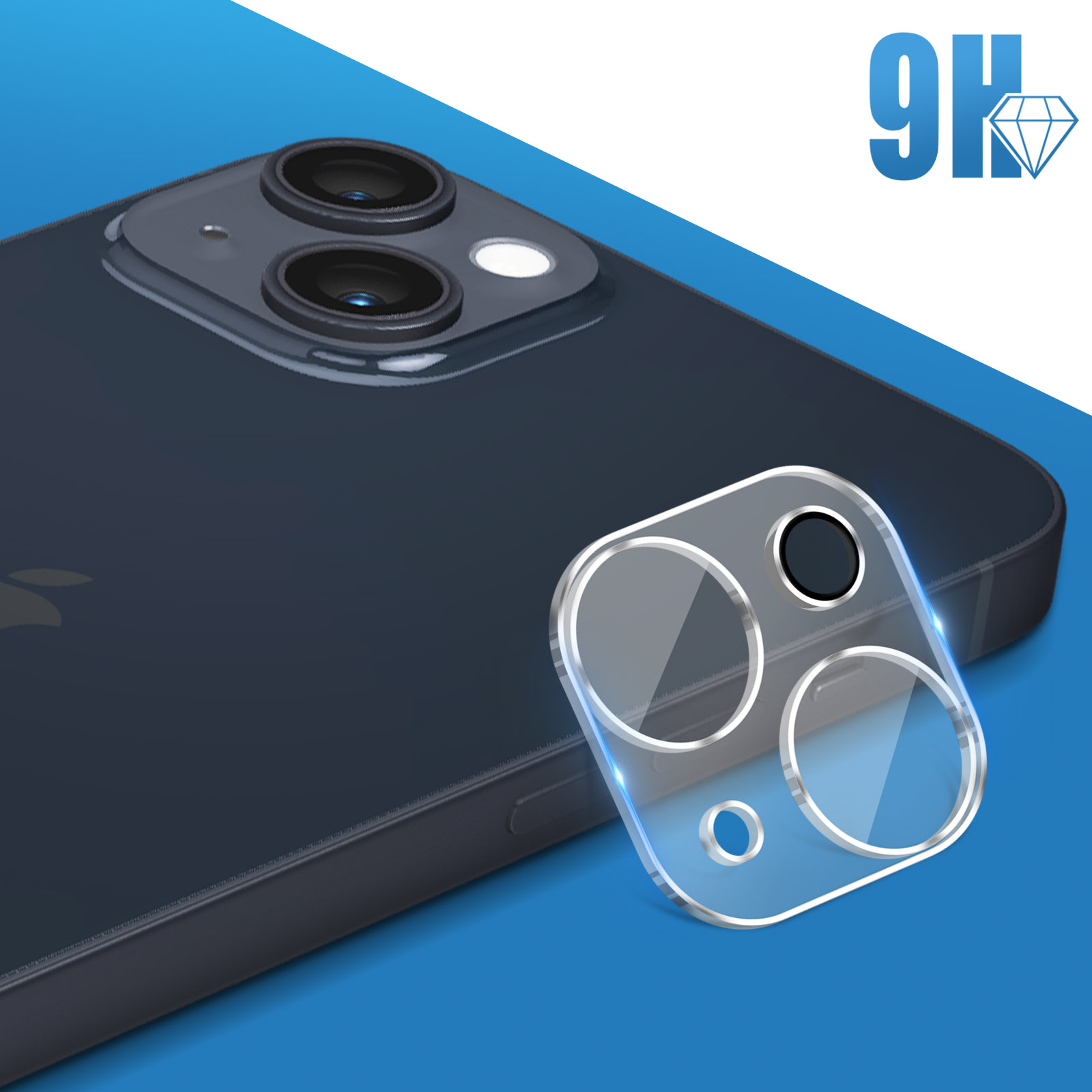 De achterkant van een zwarte telefoon met een transparante cameralensbeschermer bevestigd. De telefoon ligt op een blauw oppervlak.