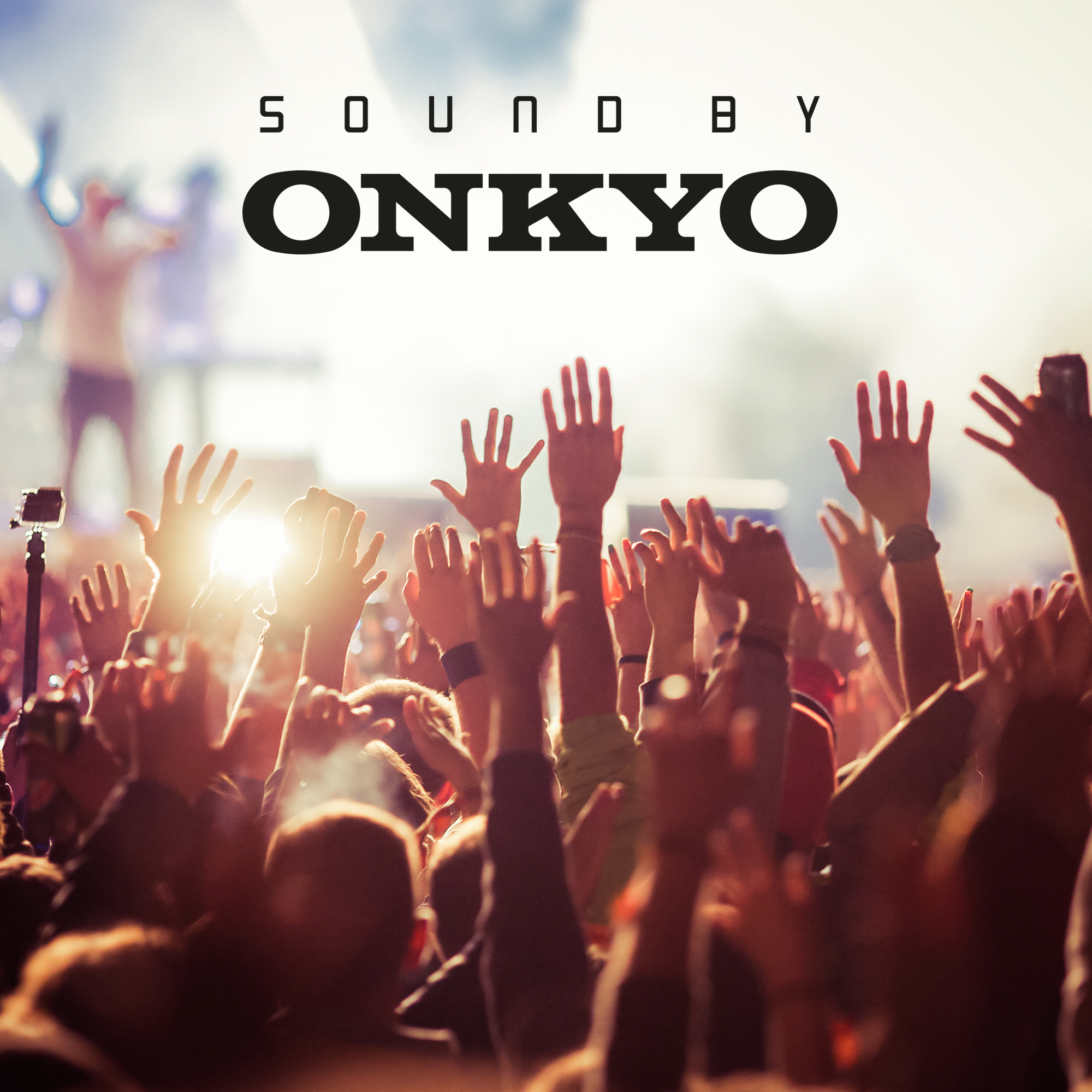 Eine Menge mit erhobenen Händen auf einem Konzert. Darüber steht "SOUND BY ONKYO".